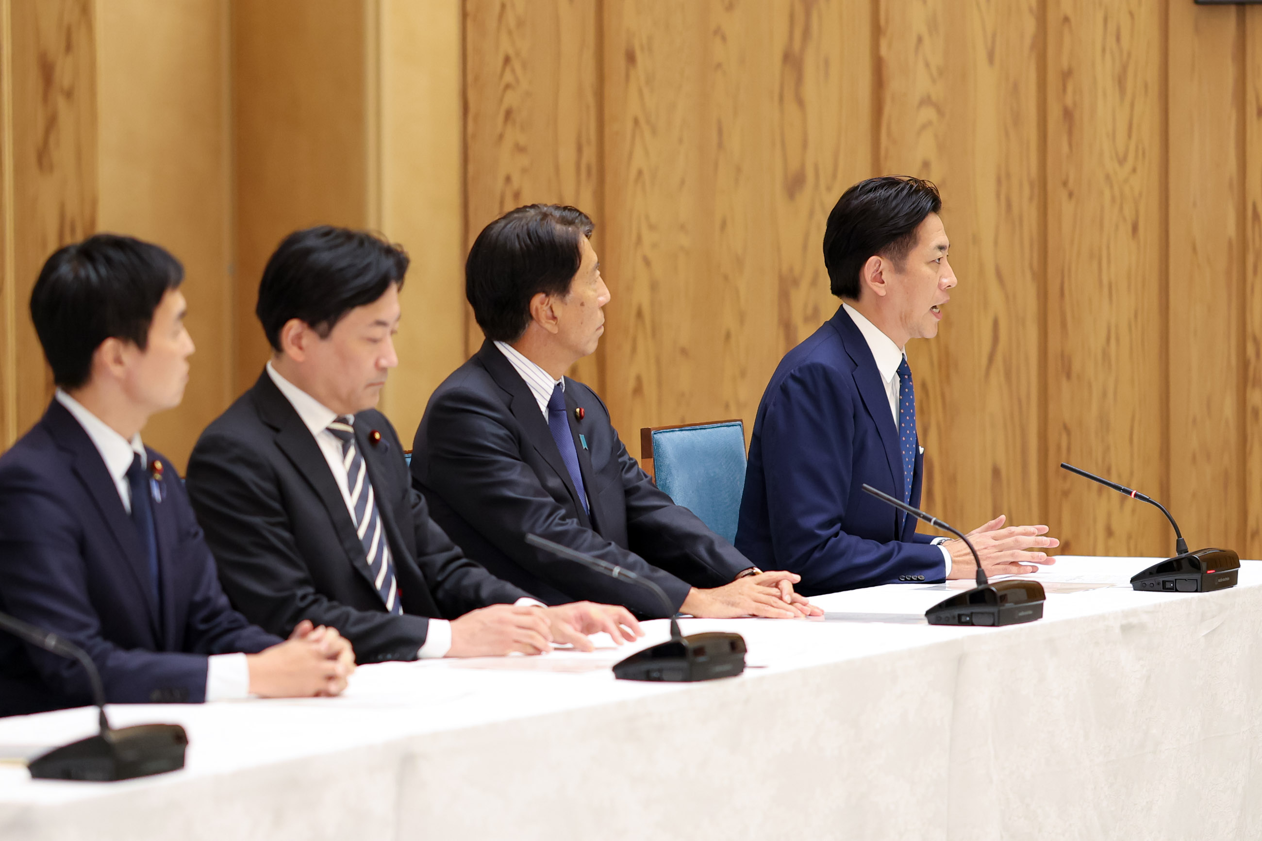 Scene from the handing over of the proposal