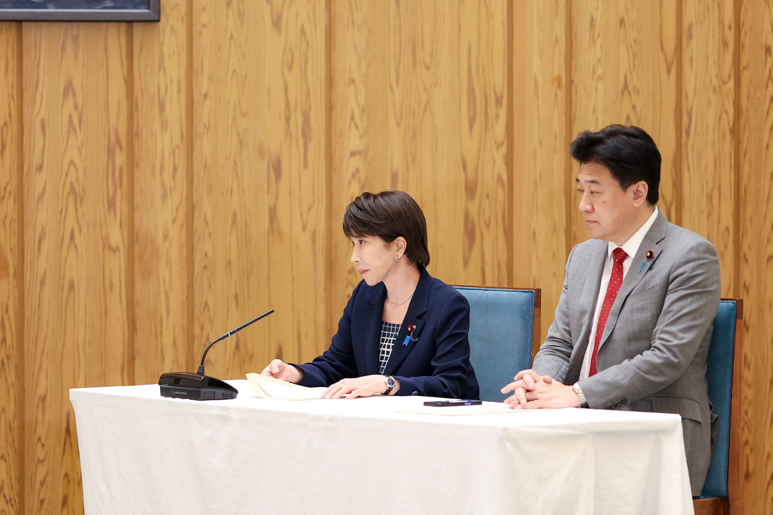 Prime Minister Takaichi receiving the proposal (4)