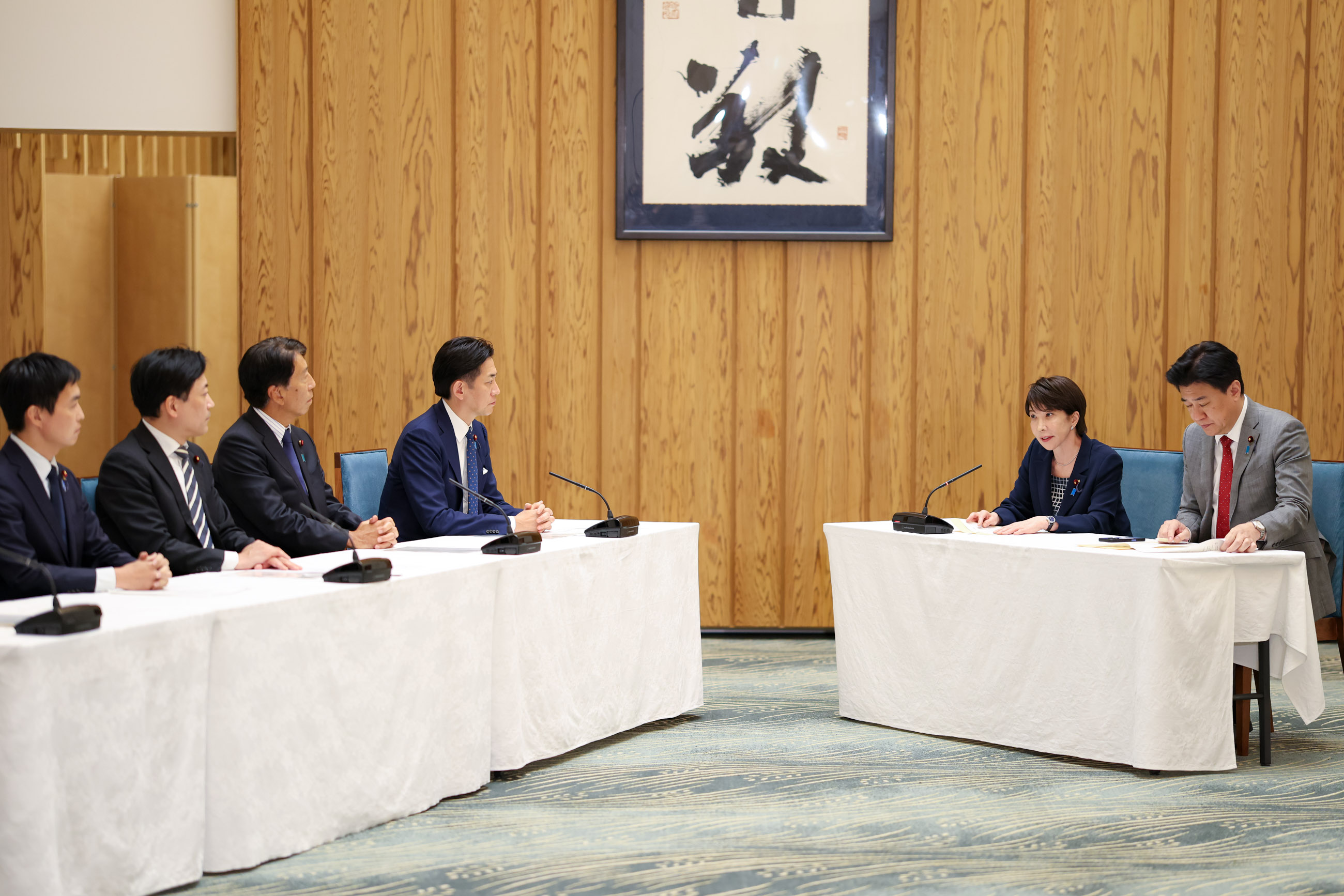Prime Minister Takaichi receiving the proposal (4)