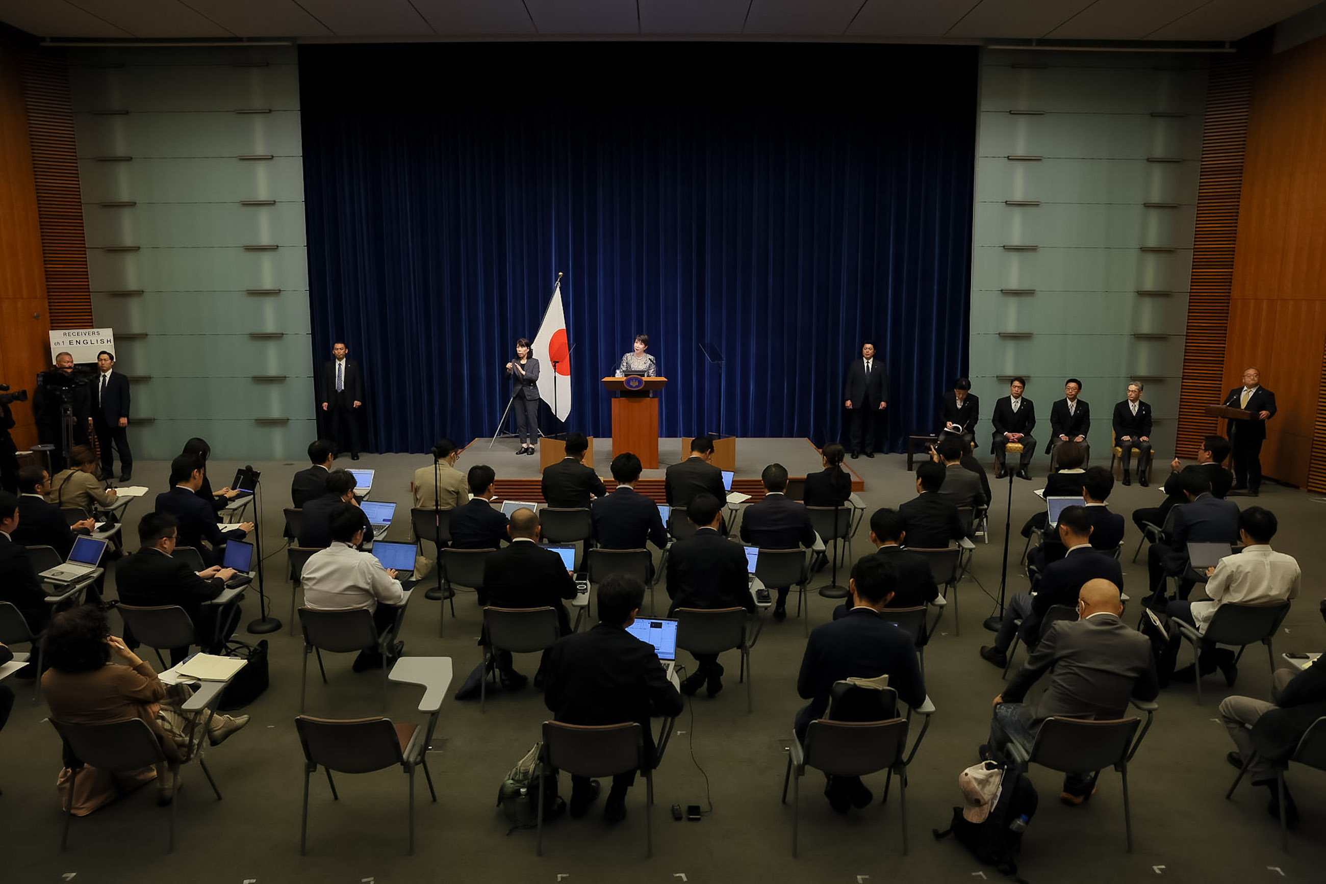 Meeting of the ruling parties’ leadersChief Cabinet Secretary Kihara announcing the list of Cabinet members and other officials (4)