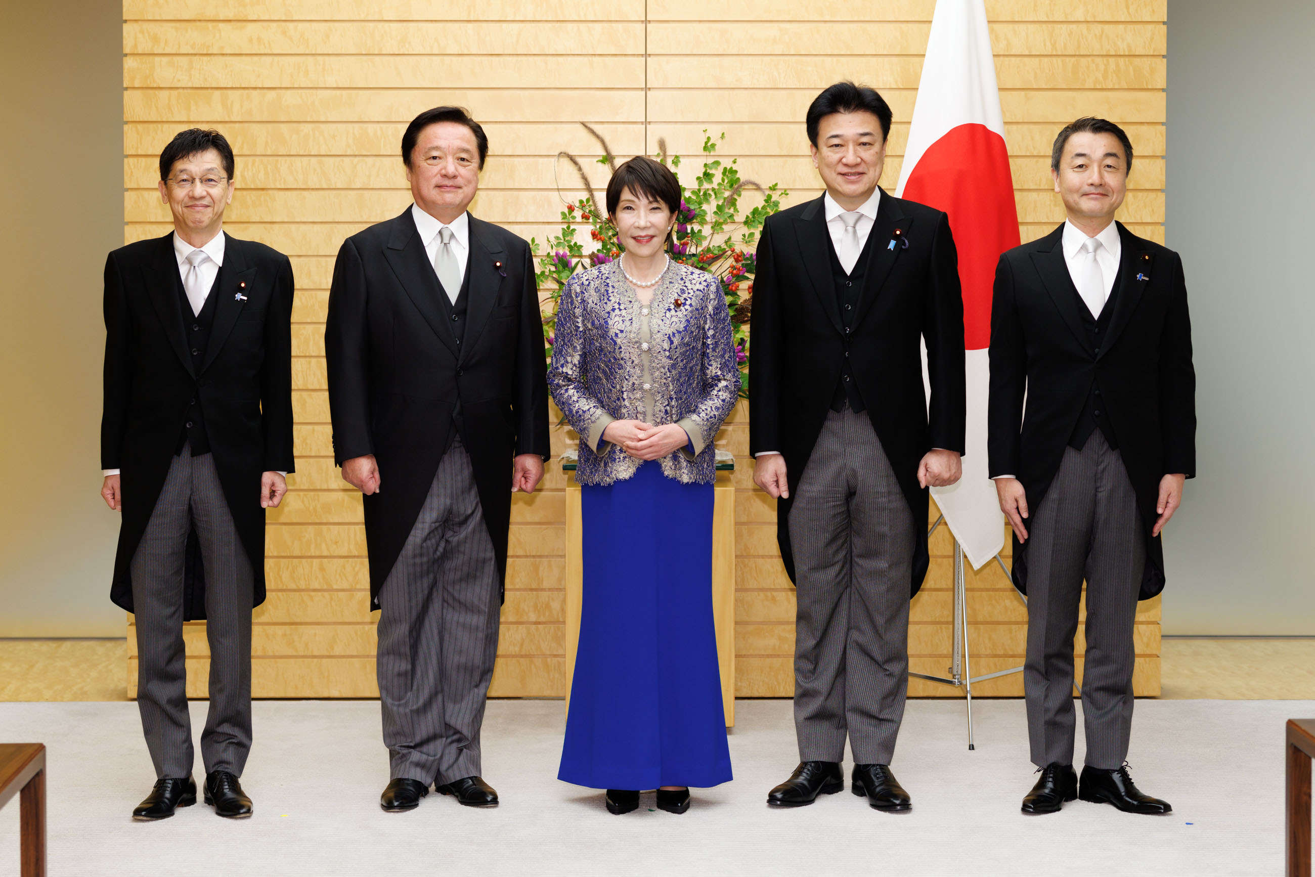 Prime Minister Takaichi taking a commemorative photograph with the Special Advisors to the Prime Minister (1)