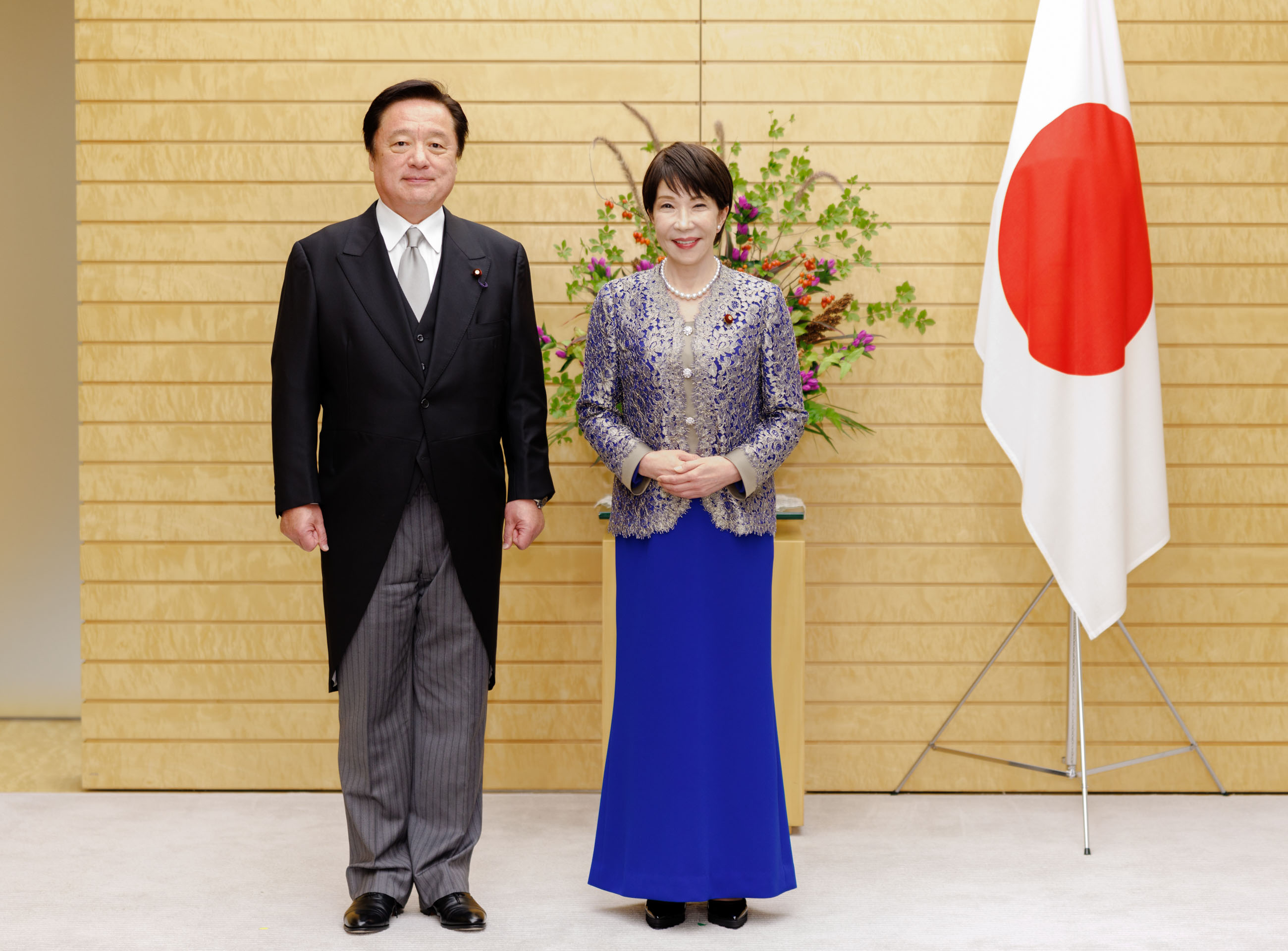 Prime Minister Takaichi taking a commemorative photograph with the Special Advisors to the Prime Minister (2)