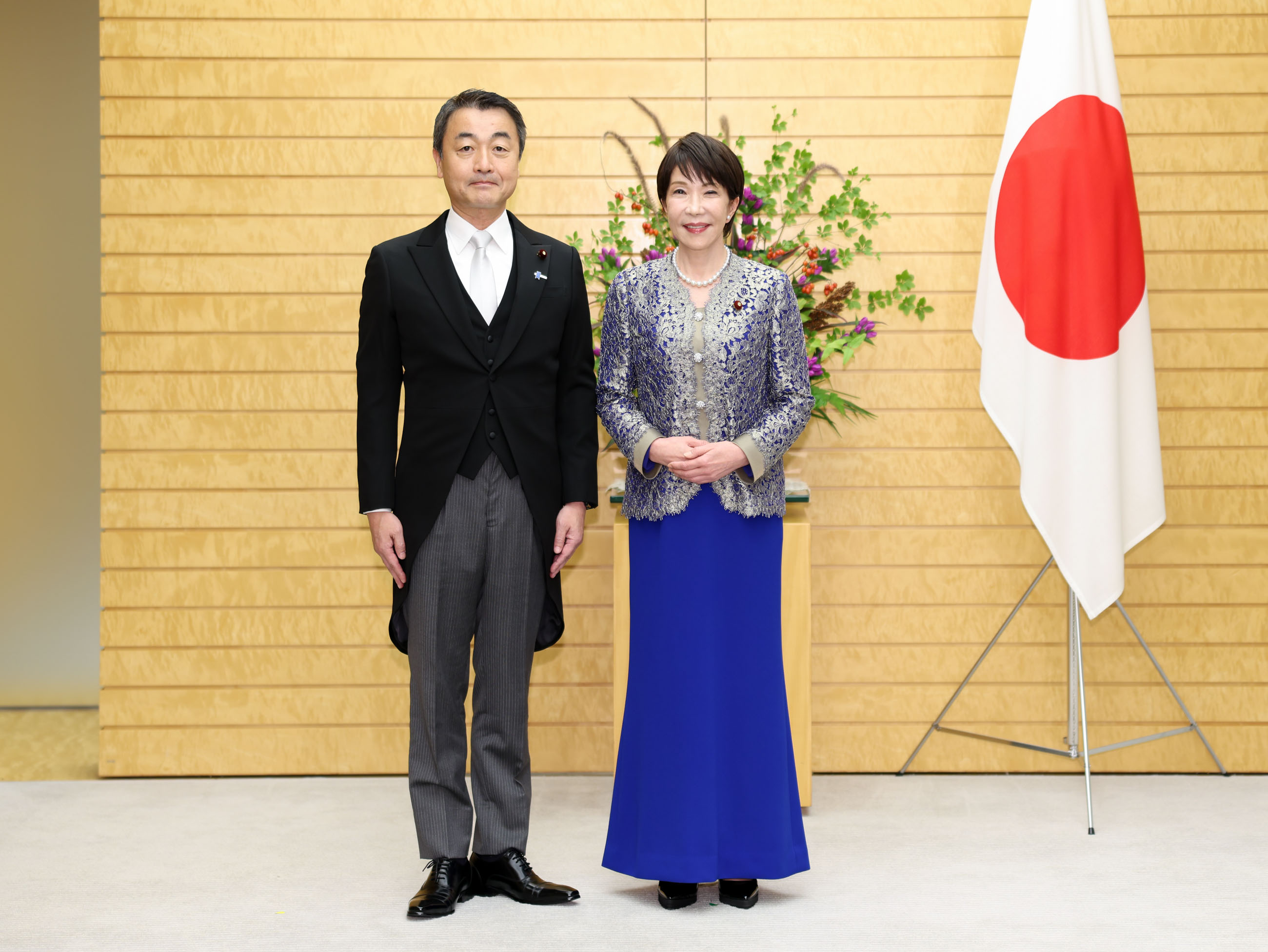 Prime Minister Takaichi taking a commemorative photograph with the Special Advisors to the Prime Minister (3)