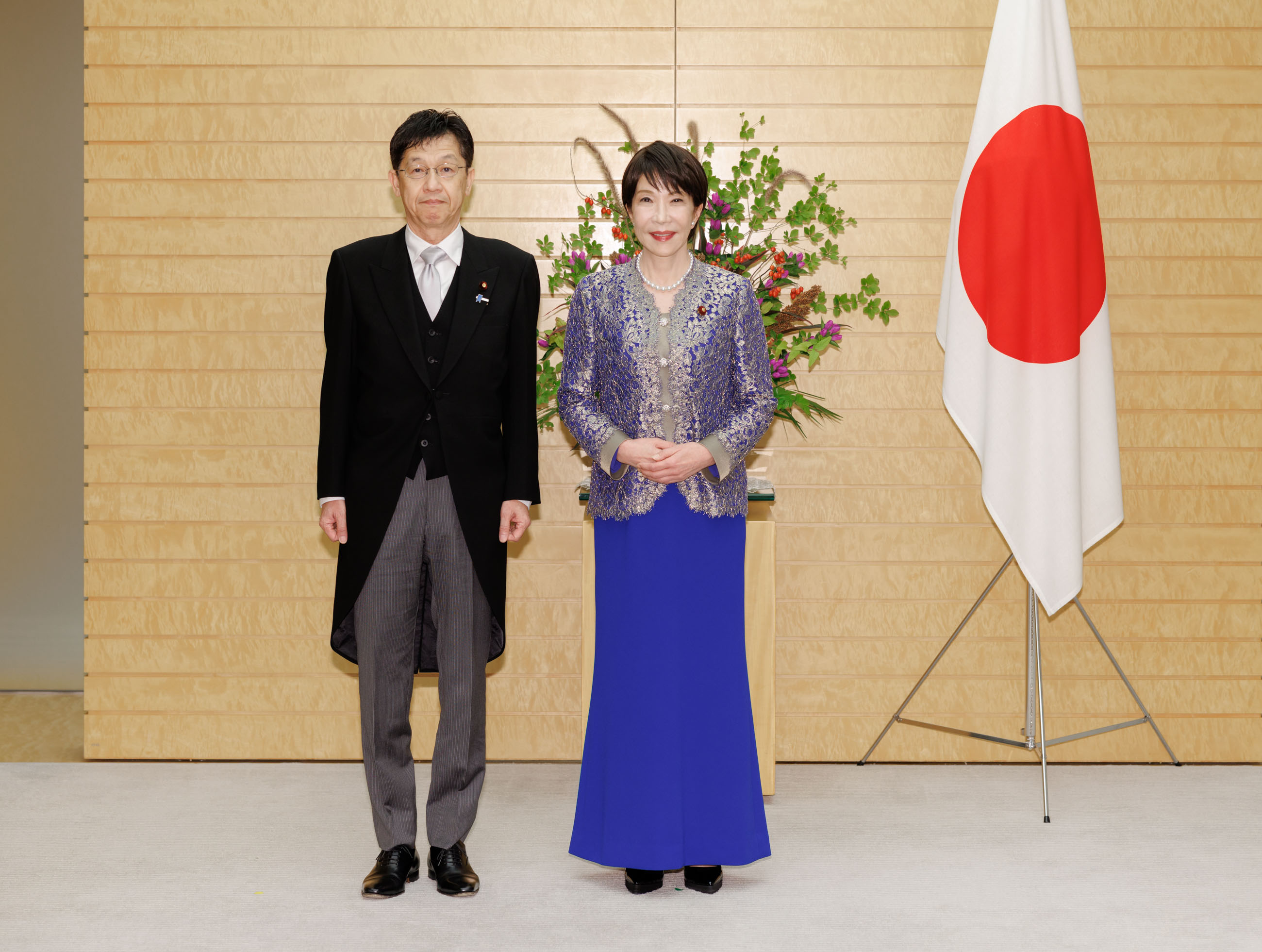 Prime Minister Takaichi taking a commemorative photograph with the Special Advisors to the Prime Minister (4)