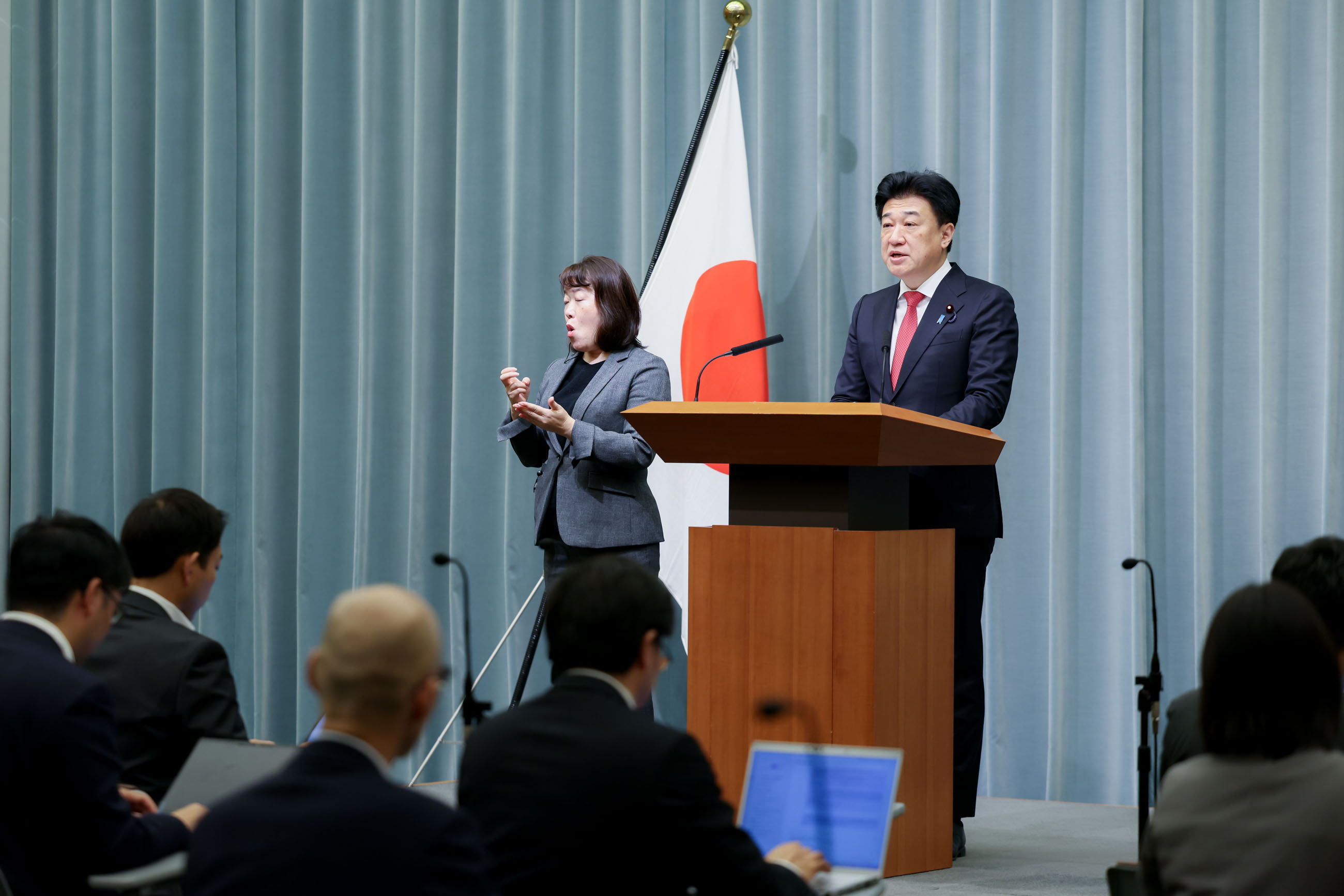 Meeting of the ruling parties’ leadersChief Cabinet Secretary Kihara announcing the list of Cabinet members and other officials (2)