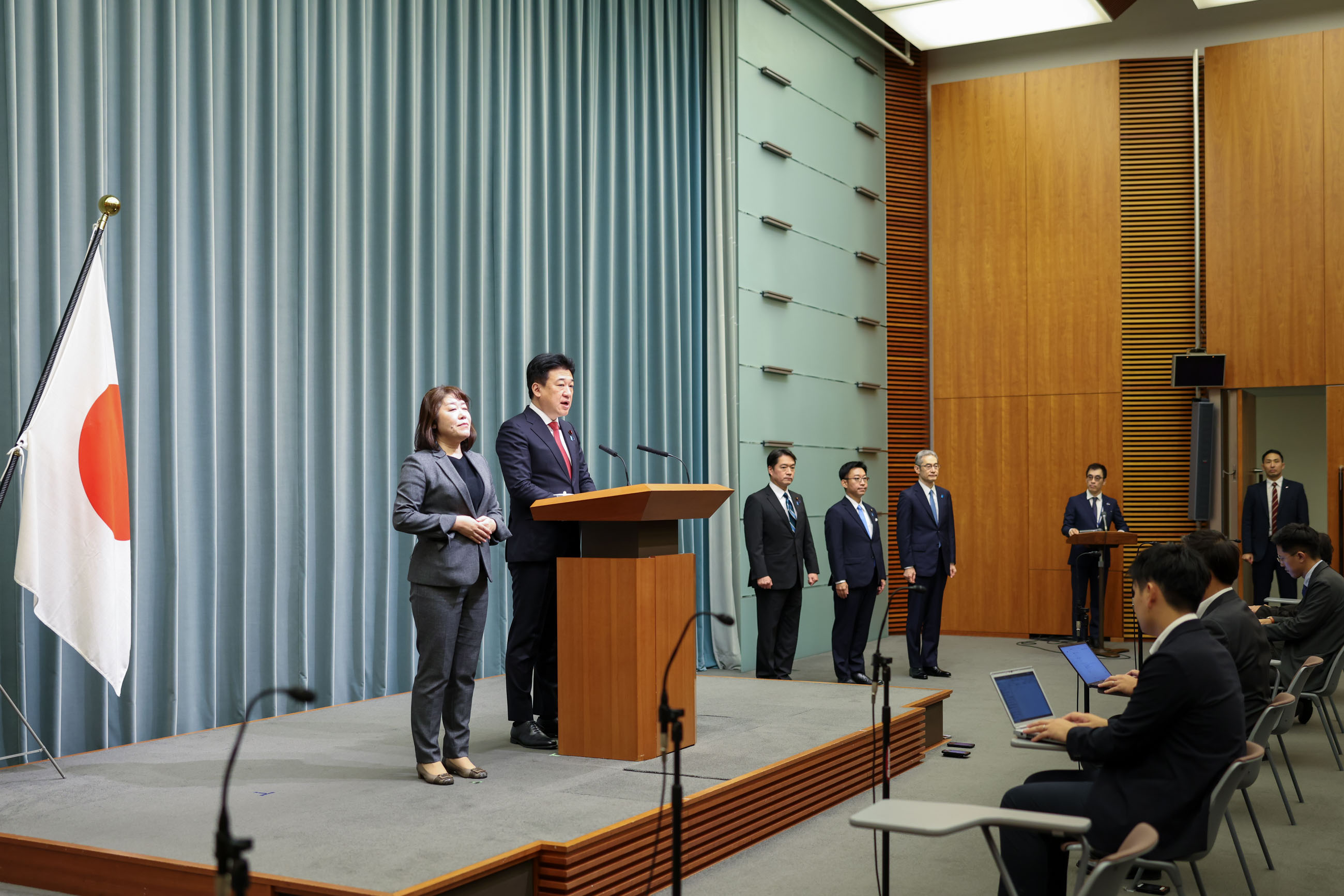 Meeting of the ruling parties’ leadersChief Cabinet Secretary Kihara announcing the list of Cabinet members and other officials (4)