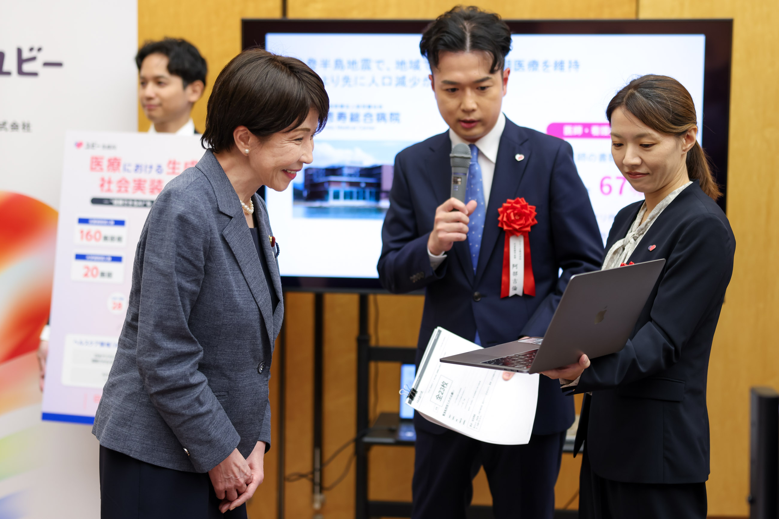 Prime Minister Takaichi viewing the exhibition booth of award winners (6)