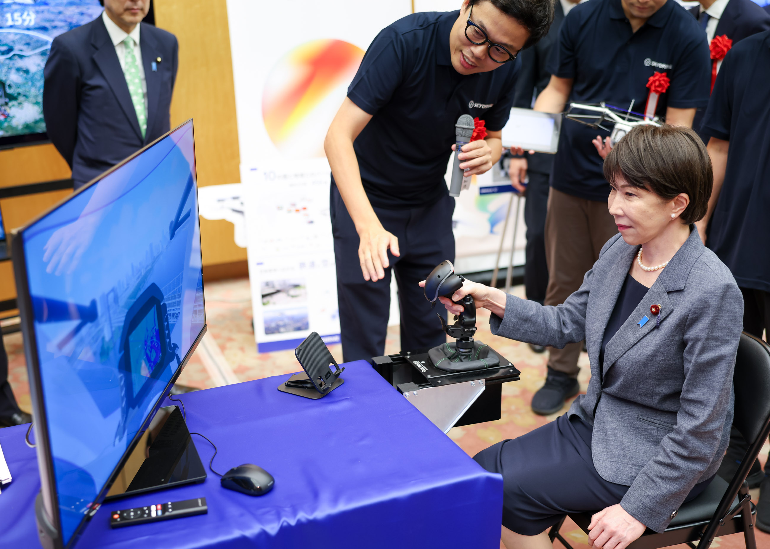 Prime Minister Takaichi viewing the exhibition booth of award winners (7)