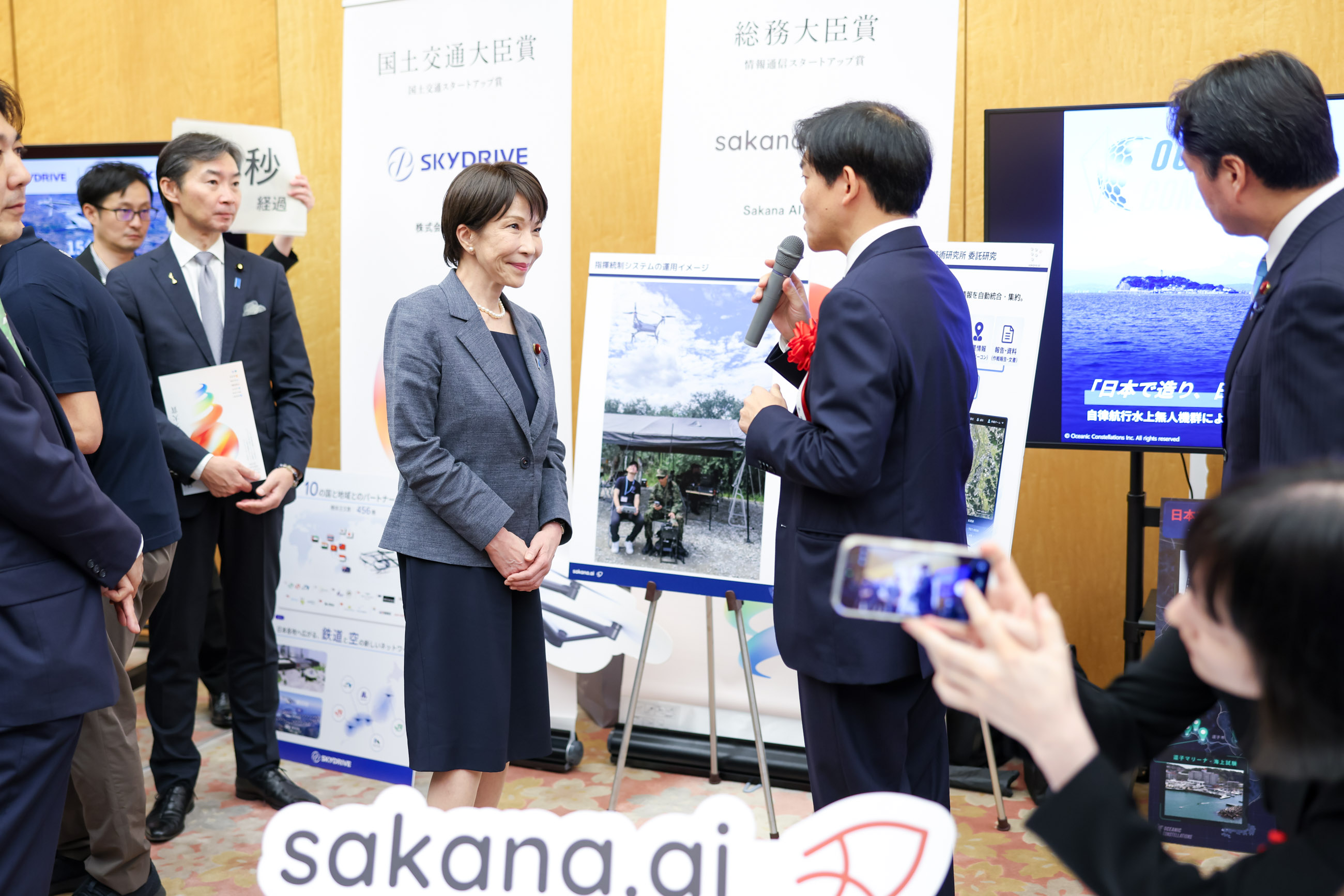 Prime Minister Takaichi viewing the exhibition booth of award winners (8)