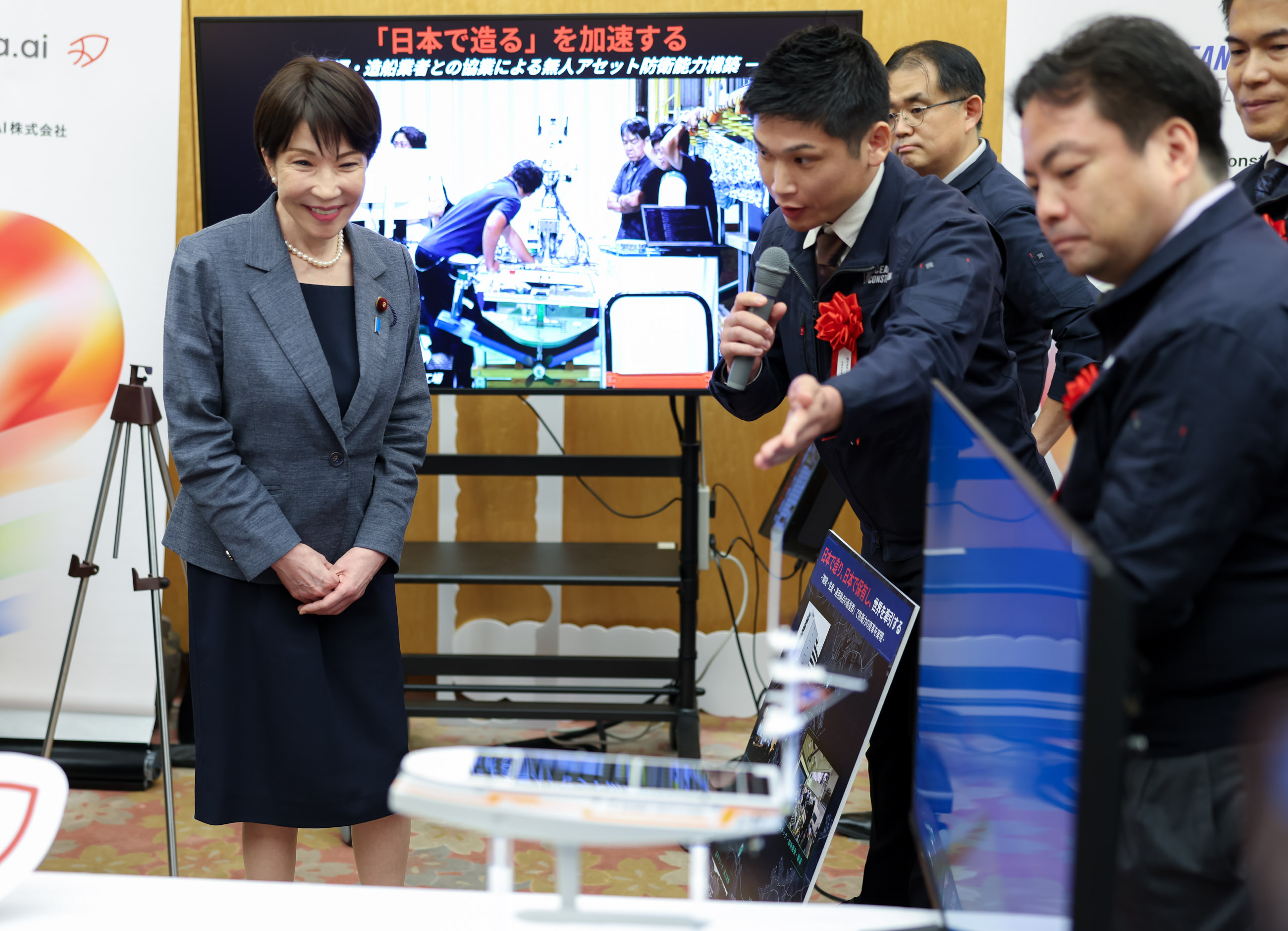 Prime Minister Takaichi viewing the exhibition booth of award winners (9)