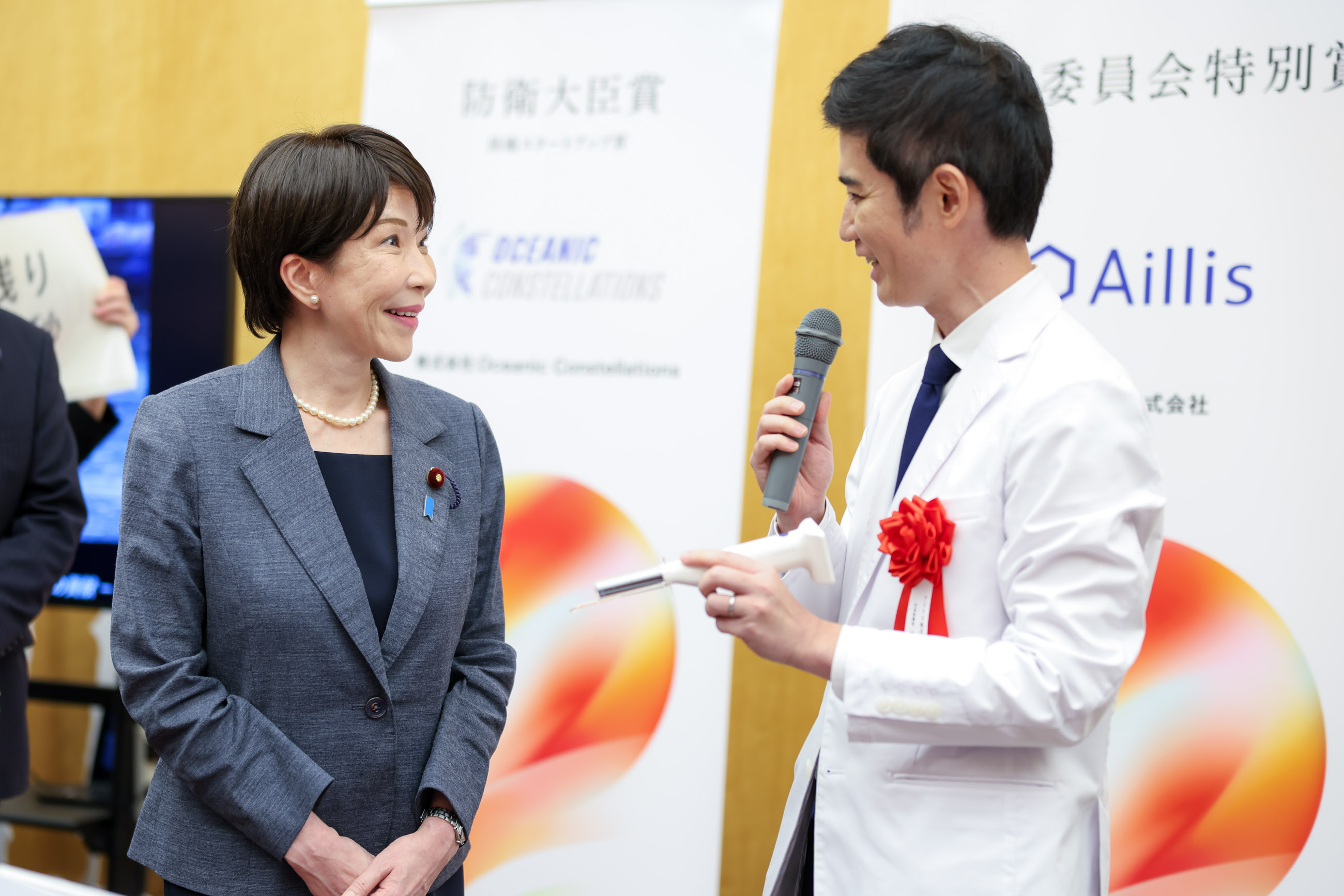 Prime Minister Takaichi viewing the exhibition booth of award winners (10)
