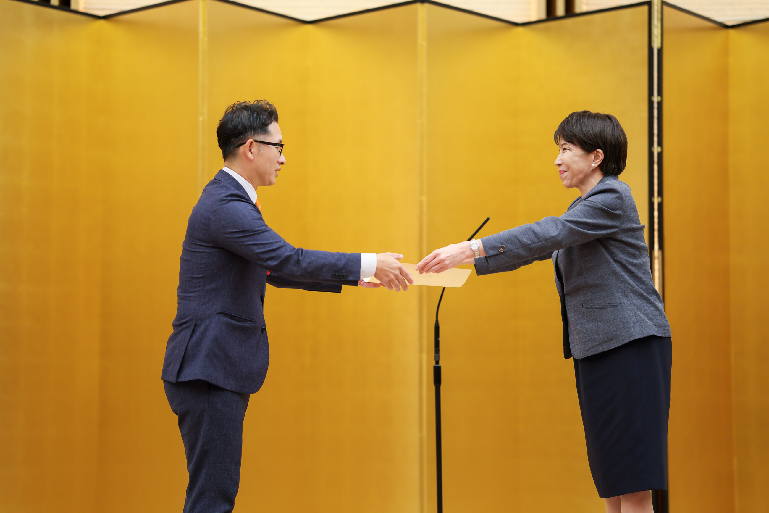 Prime Minister Takaichi presenting the Prime Minister’s Award (1)