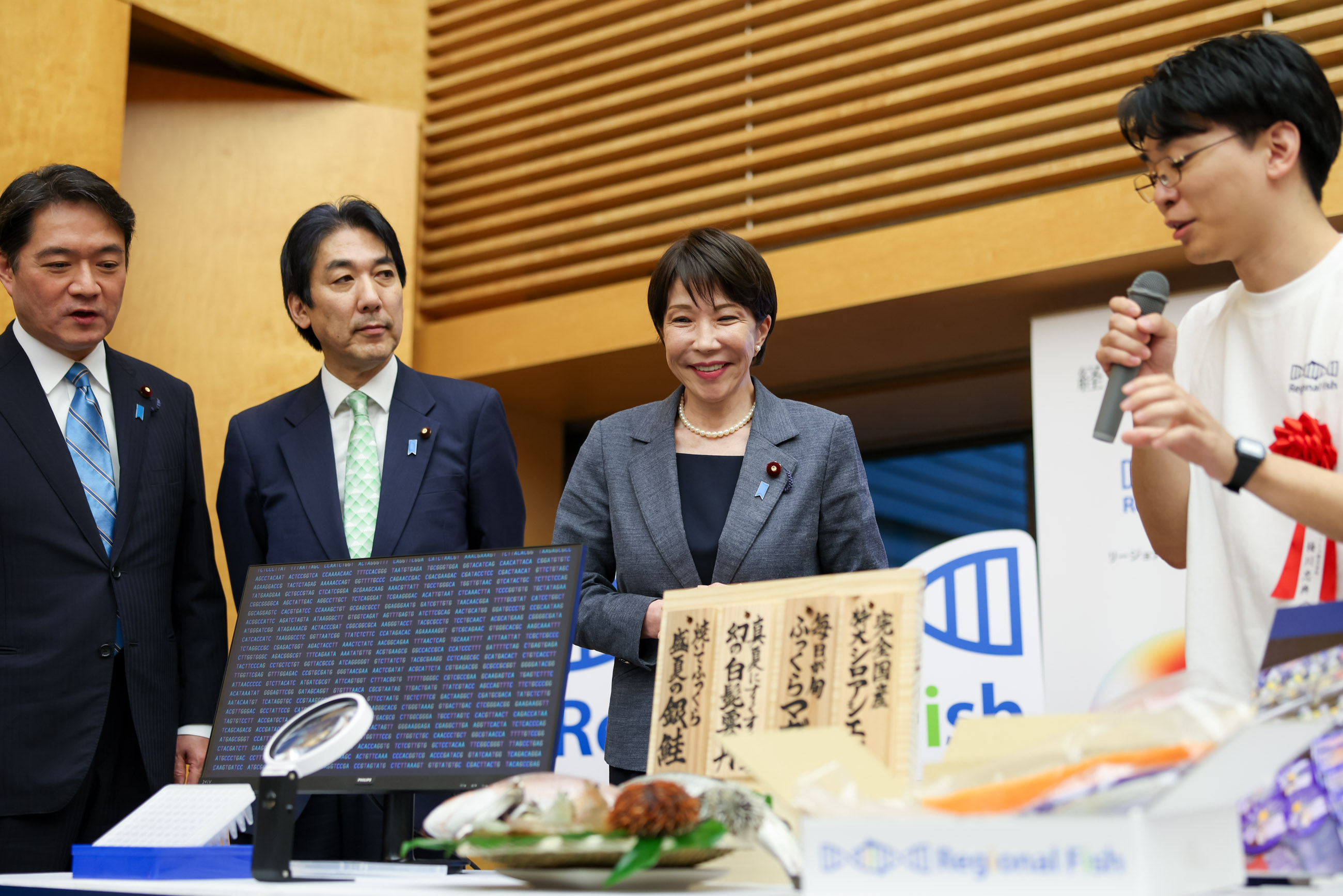Prime Minister Takaichi viewing the exhibition booth of award winners (1)