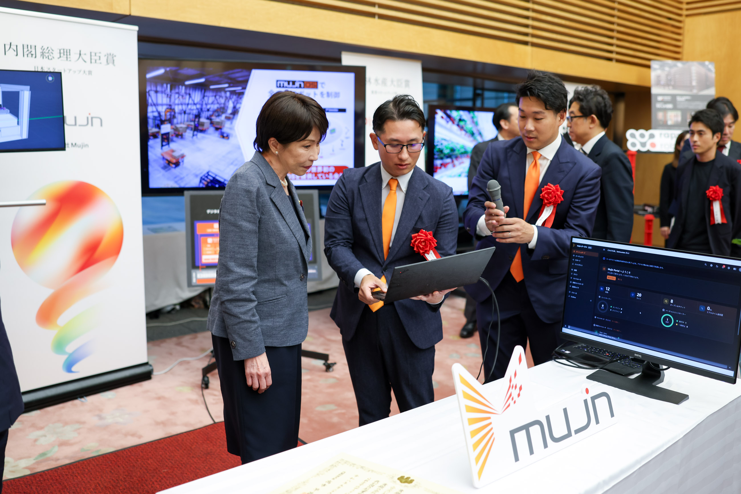 Prime Minister Takaichi viewing the exhibition booth of award winners (2)