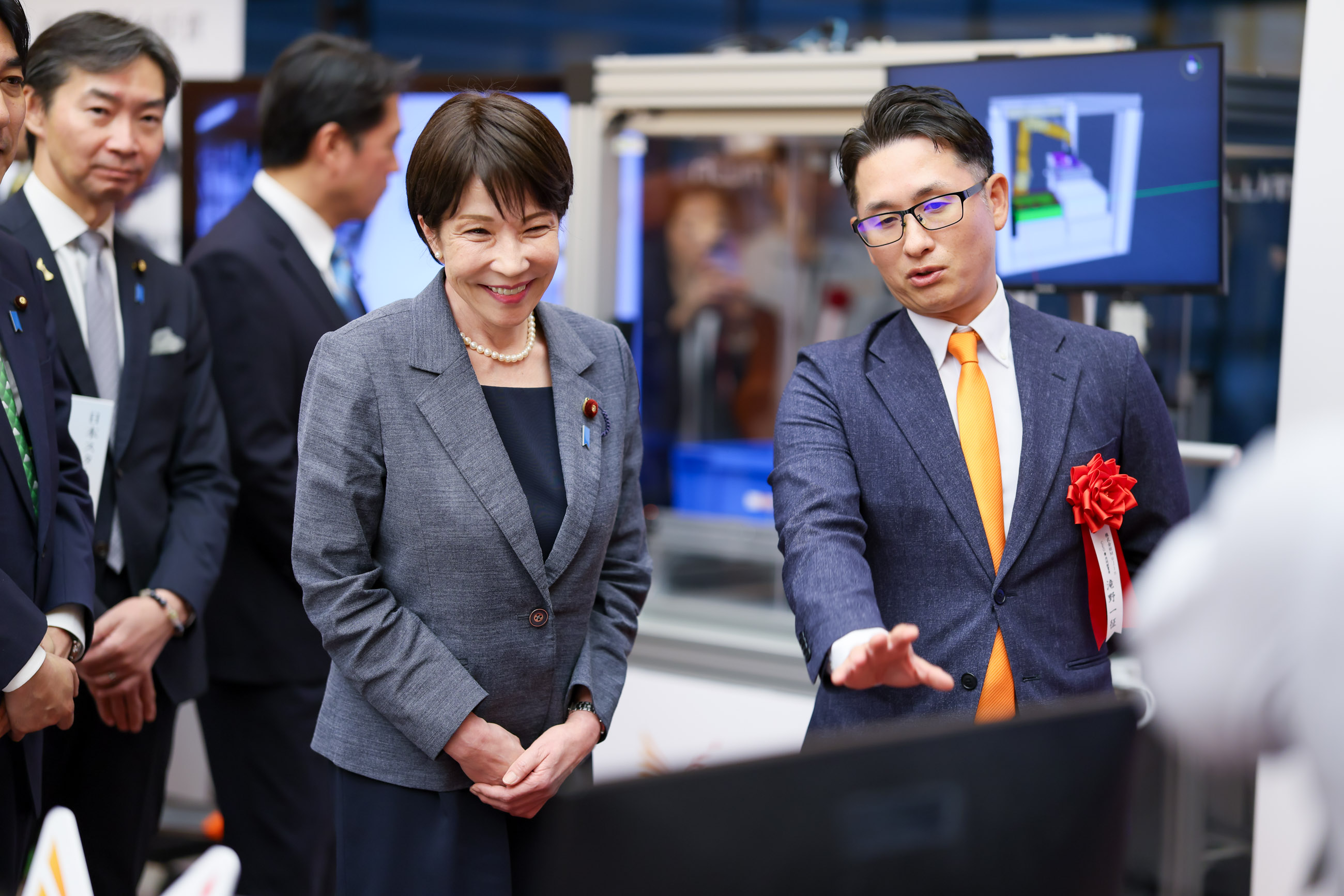 Prime Minister Takaichi viewing the exhibition booth of award winners (3)