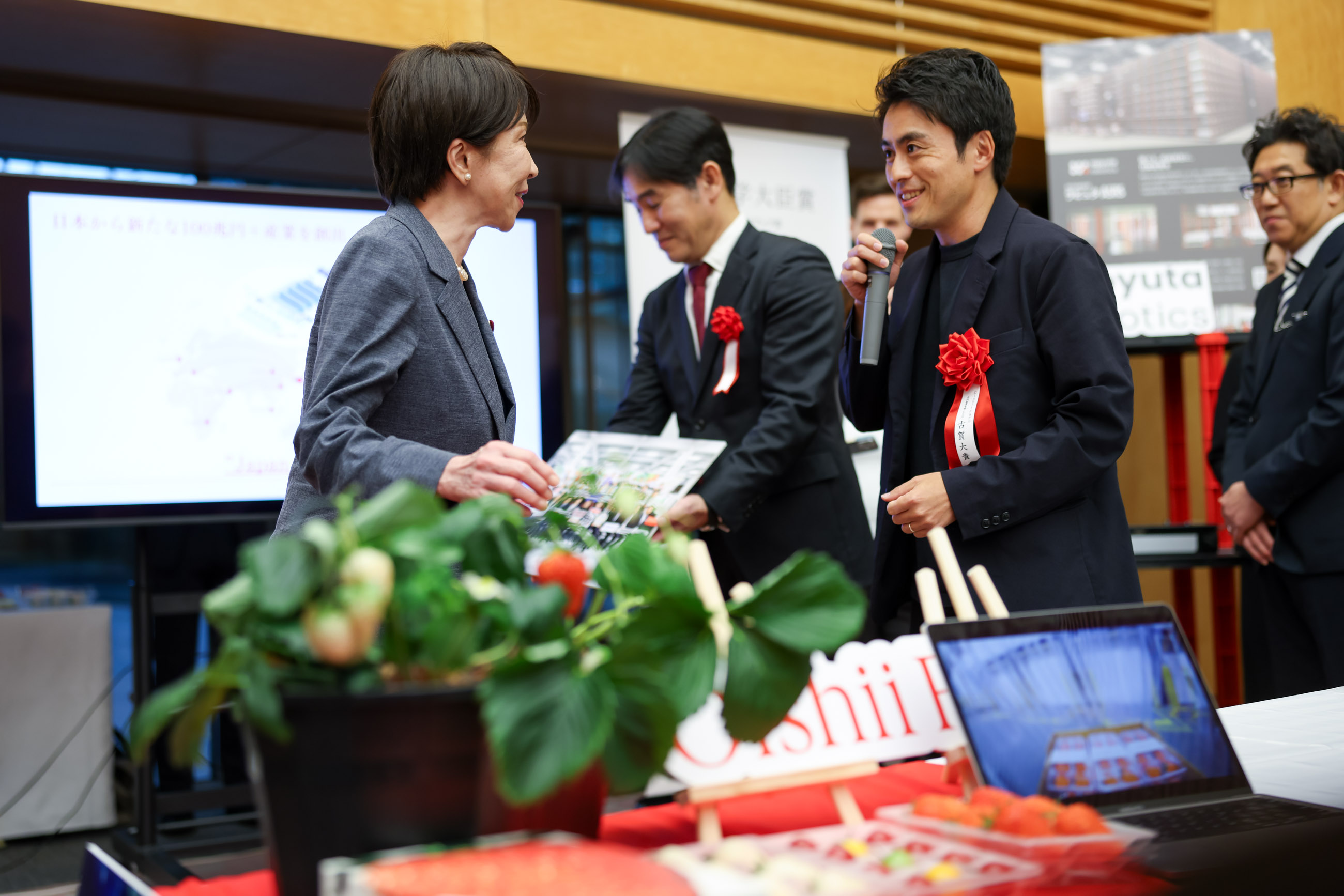 Prime Minister Takaichi viewing the exhibition booth of award winners (4)