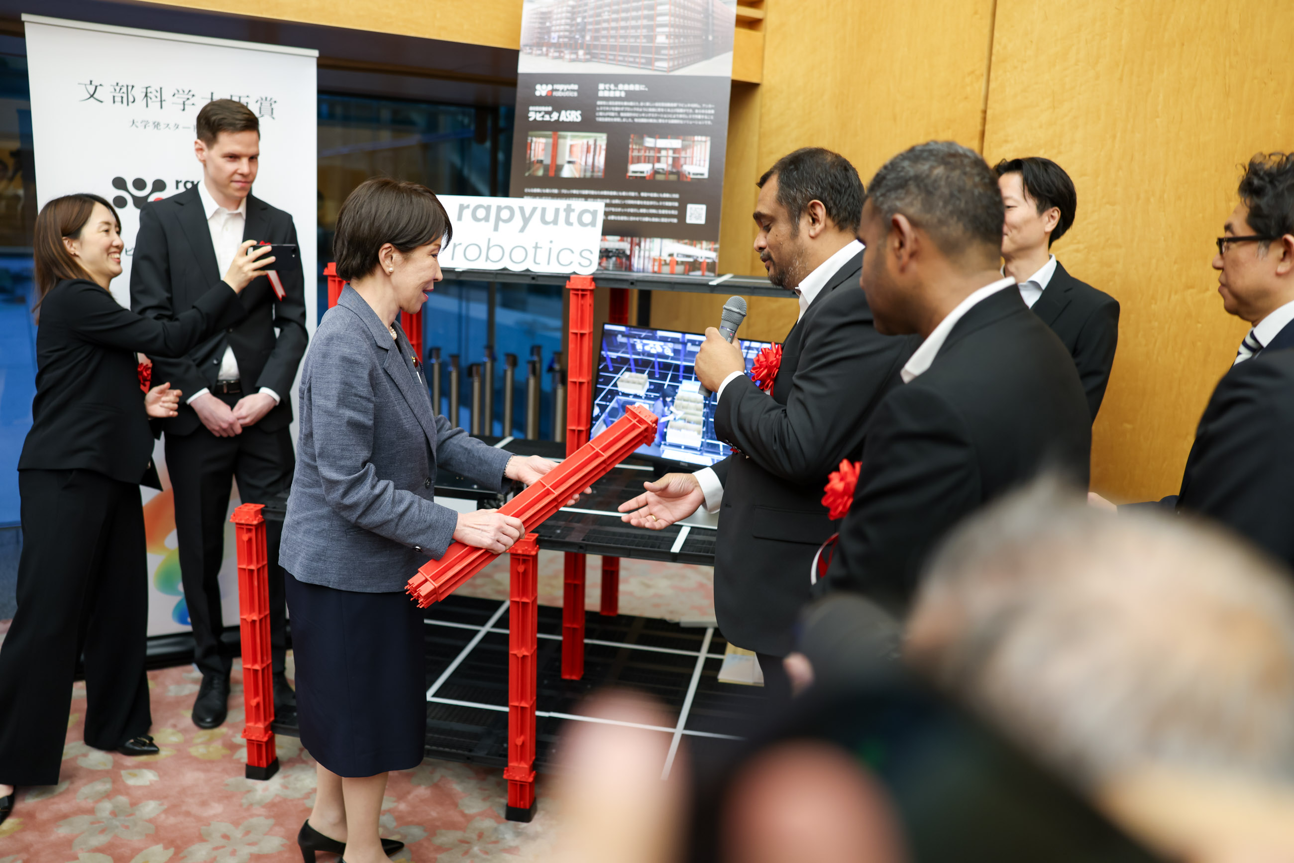 Prime Minister Takaichi viewing the exhibition booth of award winners (5)