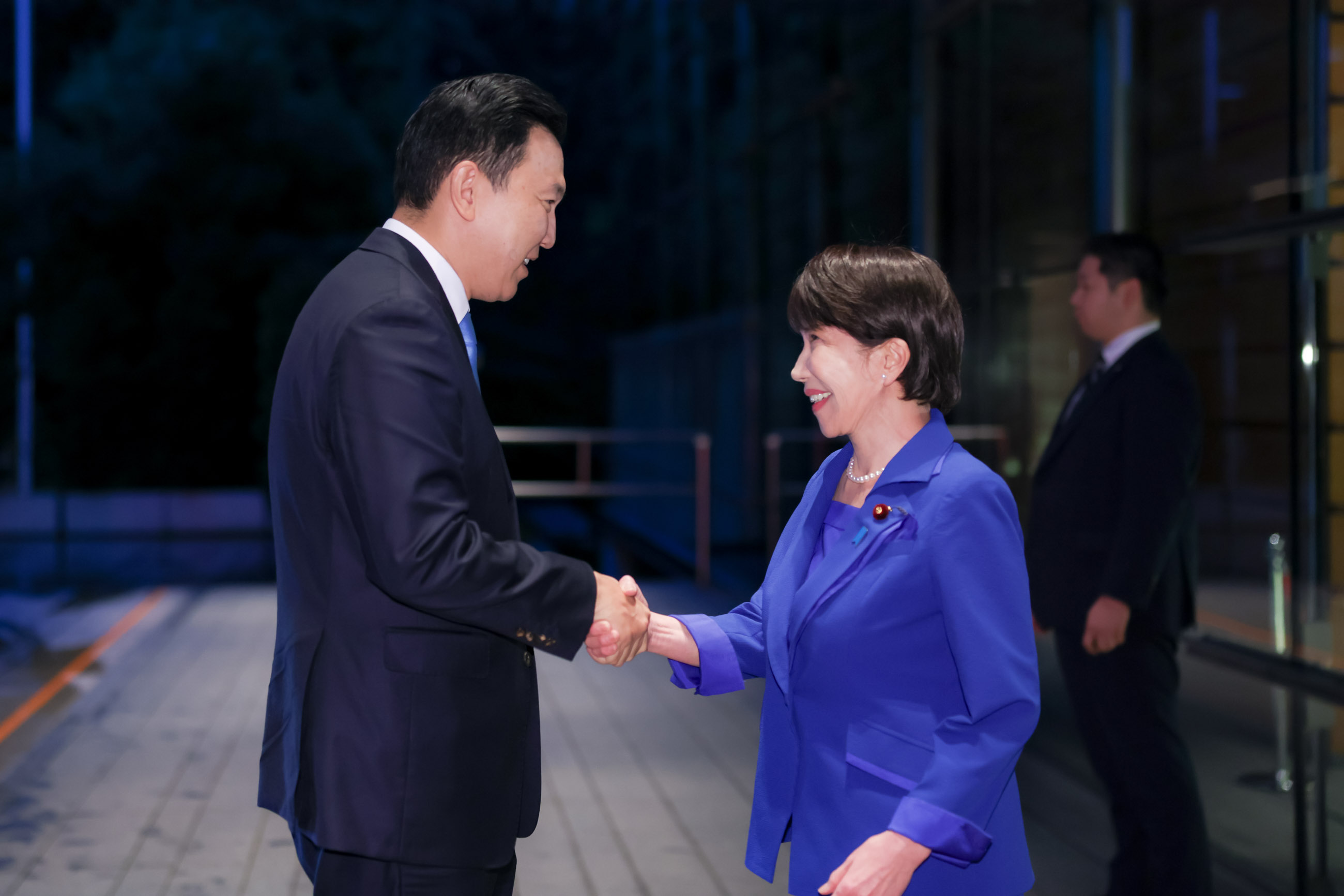 Prime Minister Takaichi welcoming Prime Minister Uchral