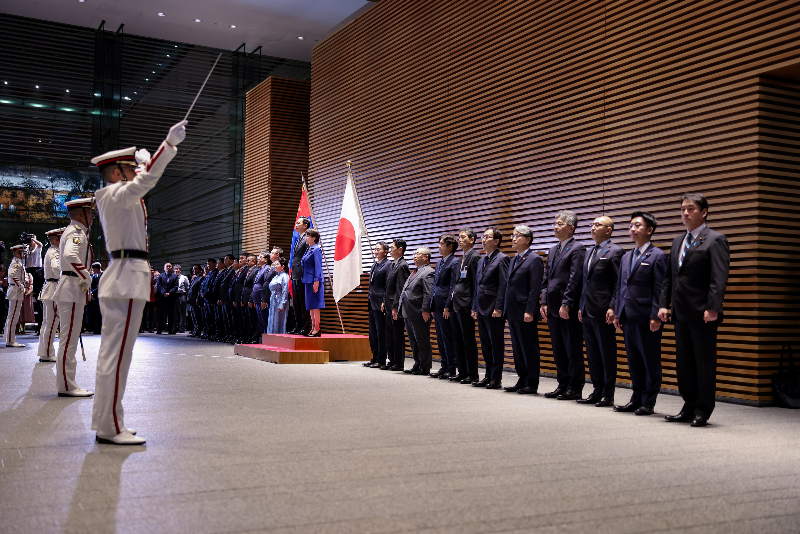 Prime Minister Takaichi welcoming Prime Minister Uchral Salute and guard of honor ceremony (1)