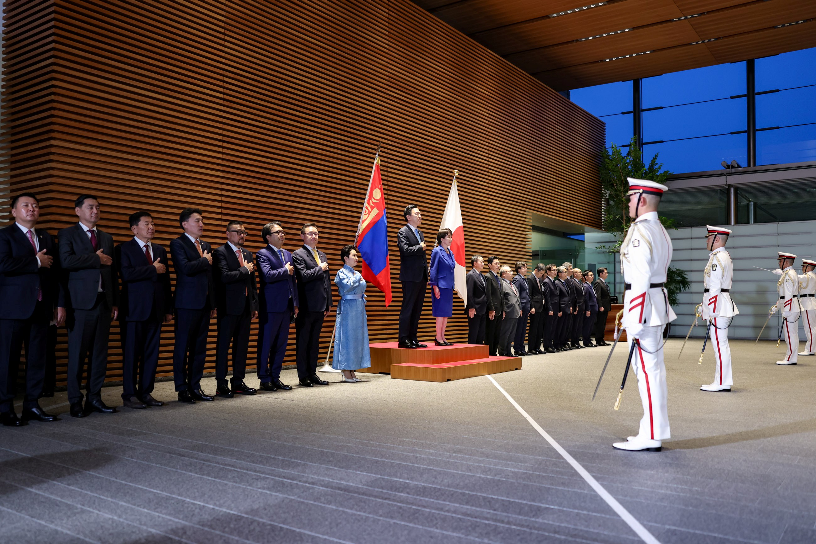 Prime Minister Takaichi welcoming Prime Minister Uchral Salute and guard of honor ceremony (2)