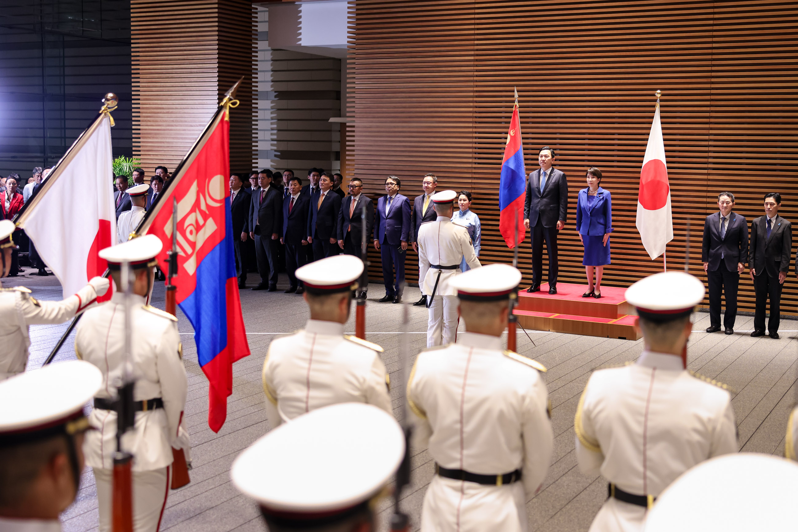Prime Minister Takaichi welcoming Prime Minister Uchral Salute and guard of honor ceremony (3)