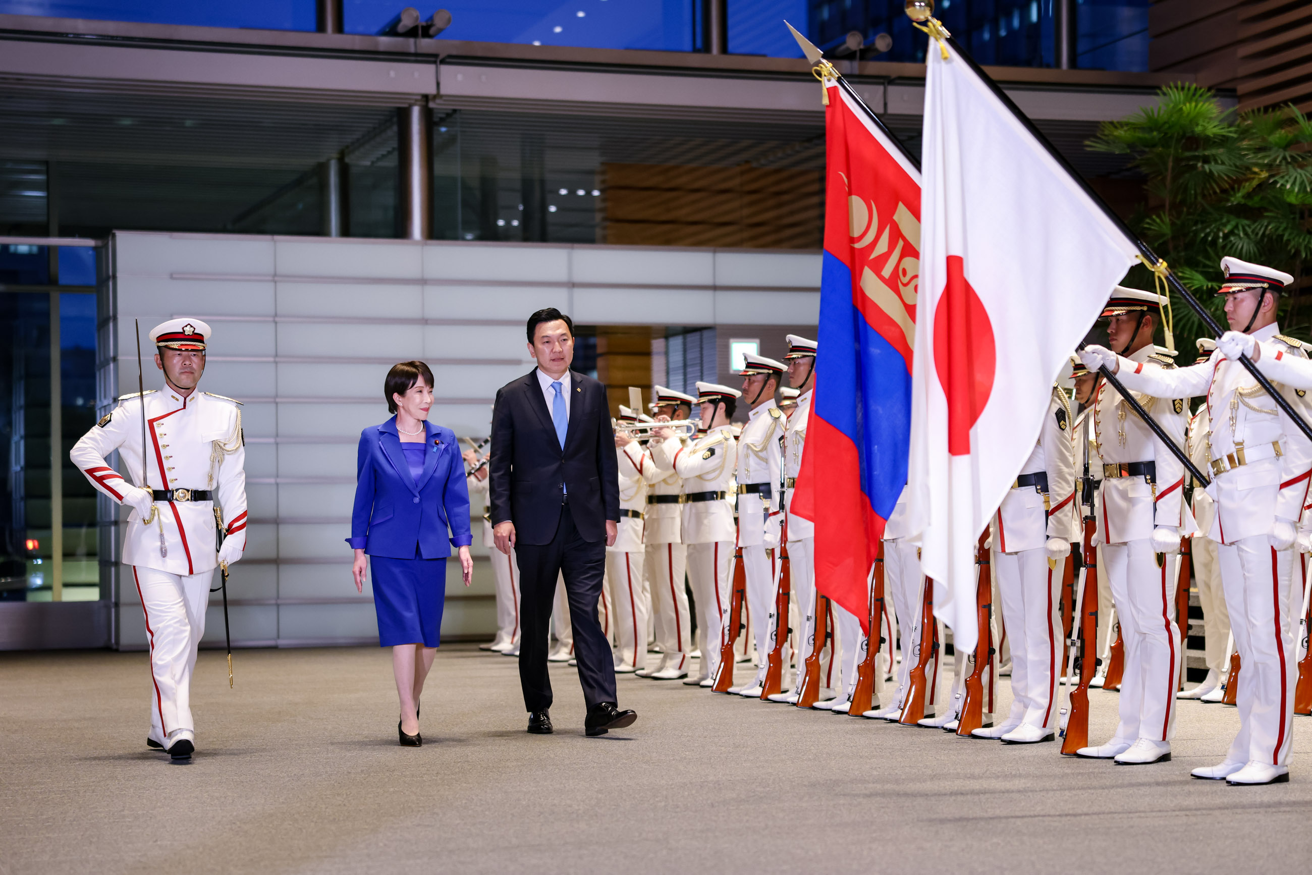 Prime Minister Takaichi welcoming Prime Minister Uchral Salute and guard of honor ceremony (4)