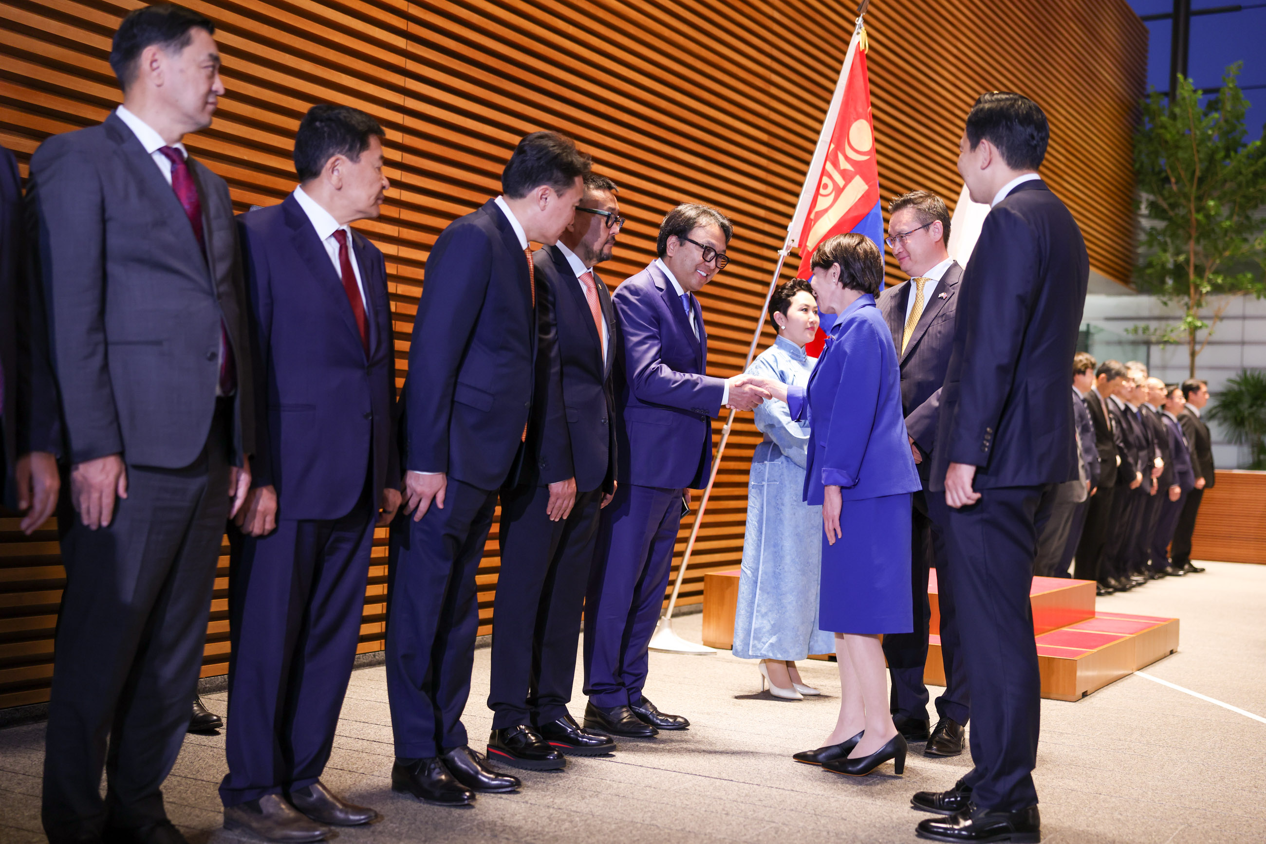 Prime Minister Takaichi welcoming Prime Minister Uchral Salute and guard of honor ceremony (5)