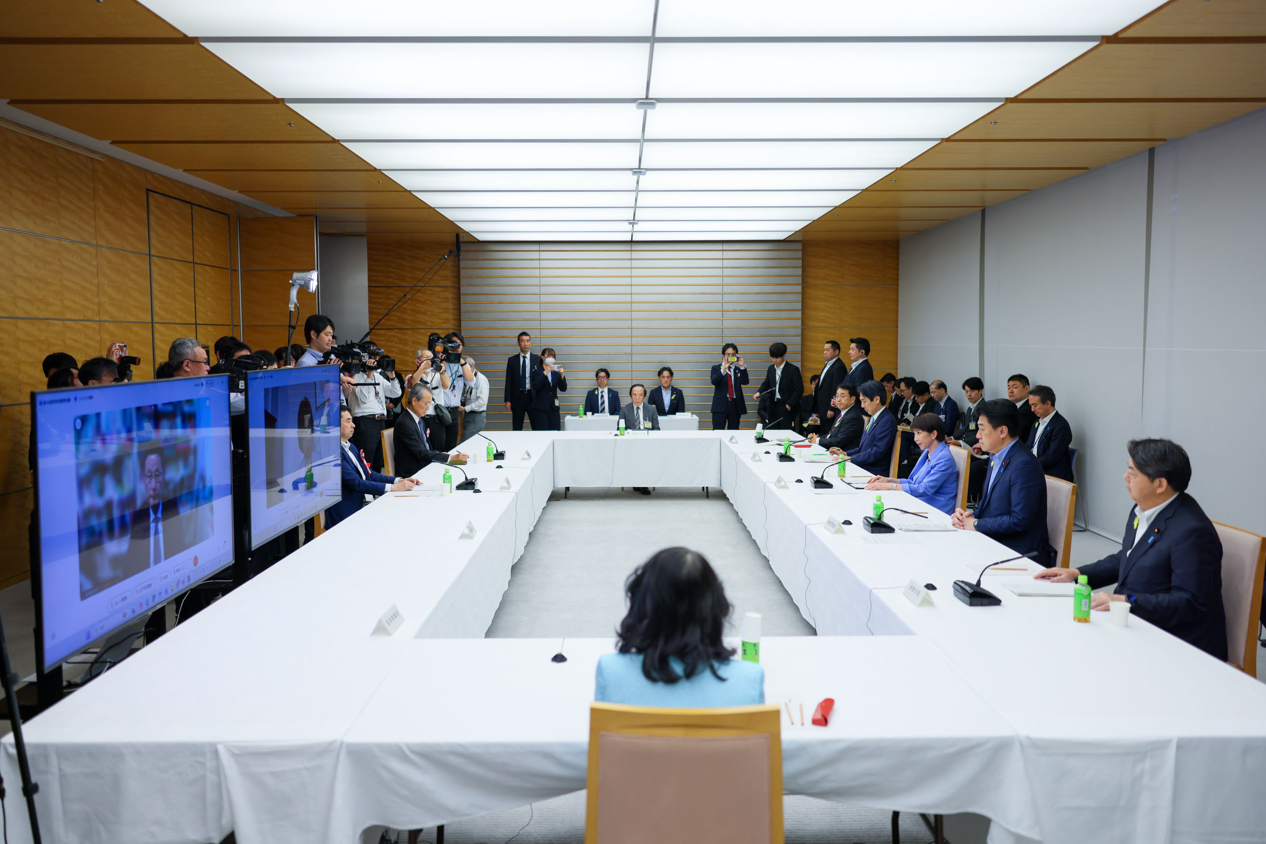Prime Minister Takaichi wrapping up the meeting (3)