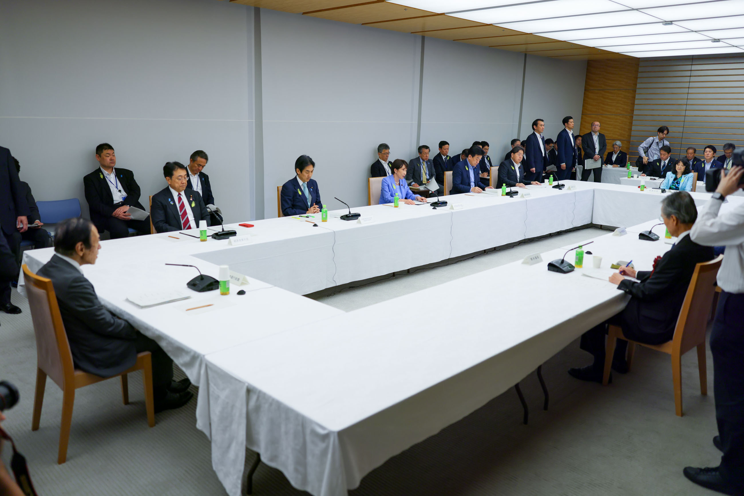 Prime Minister Takaichi wrapping up the meeting (5)