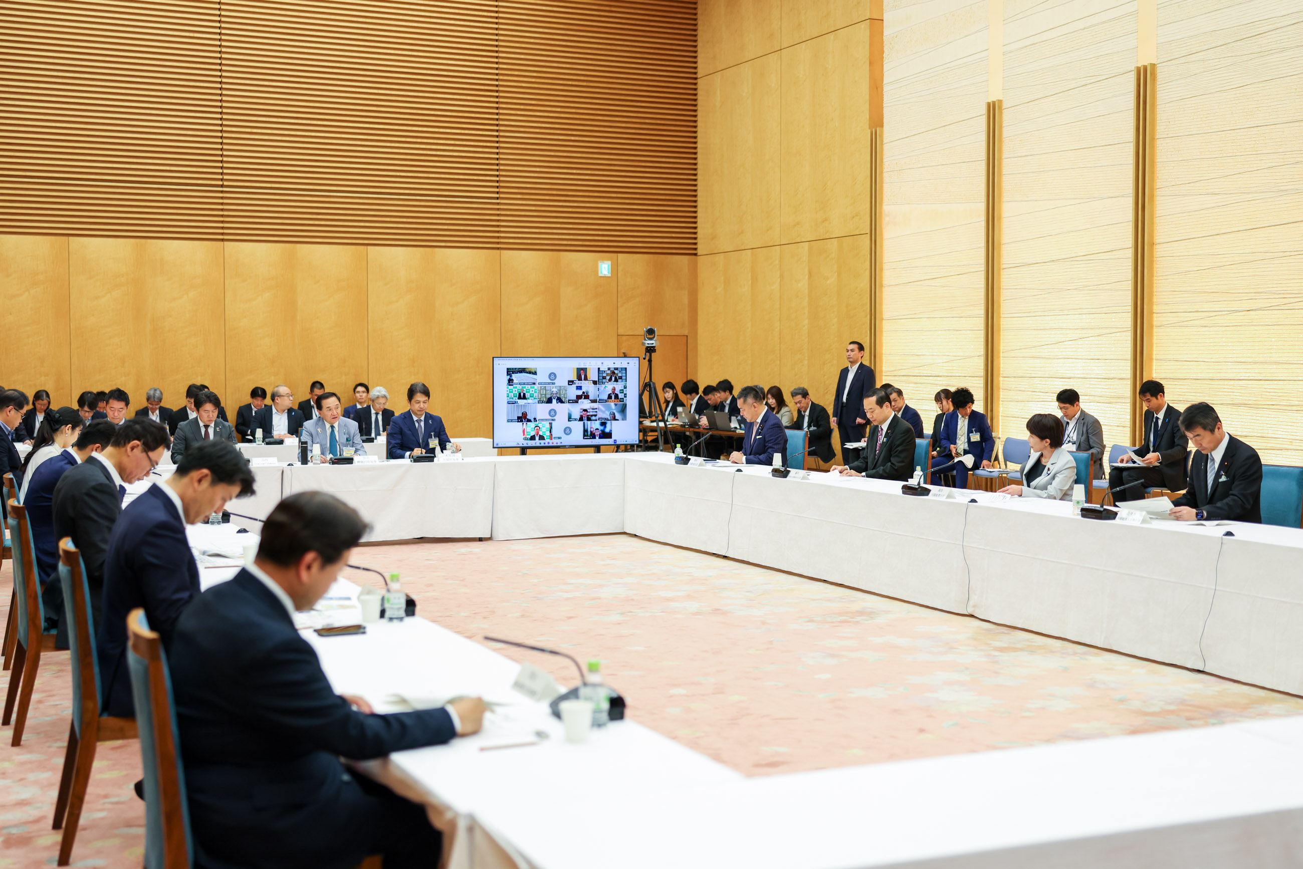 Scene from the meeting (2)