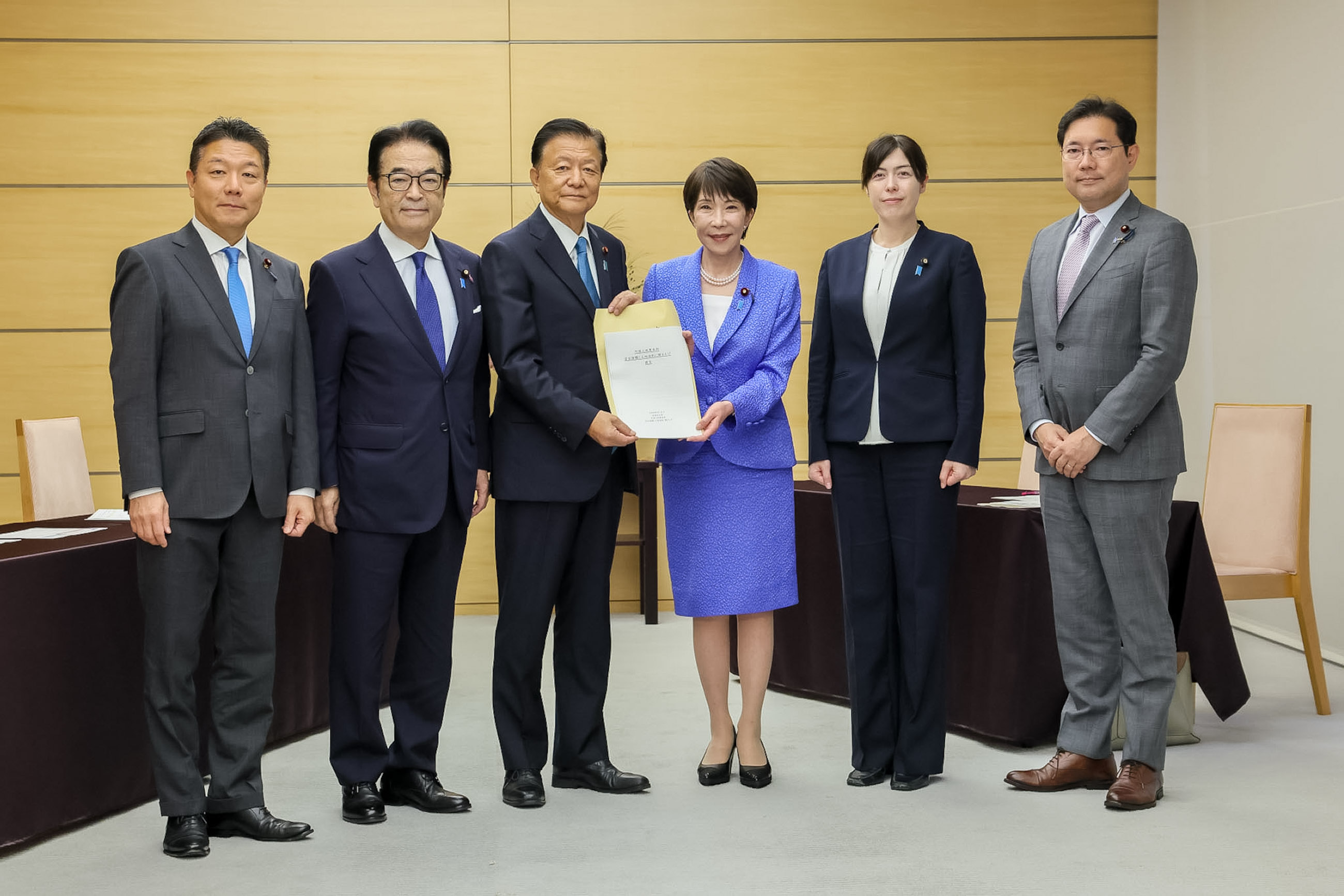 Prime Minister Takaichi receiving a proposal (1)
