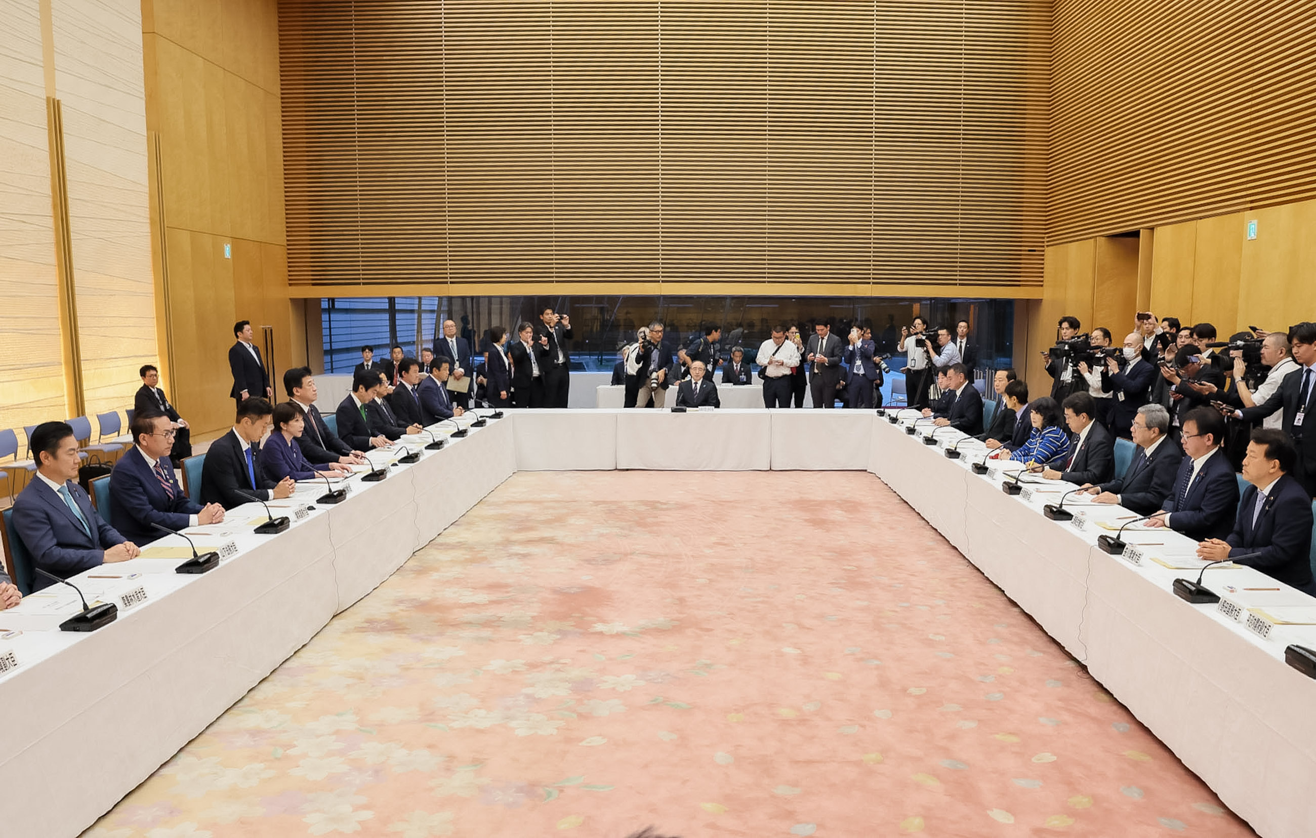 Prime Minister Takaichi wrapping up the meeting (2)