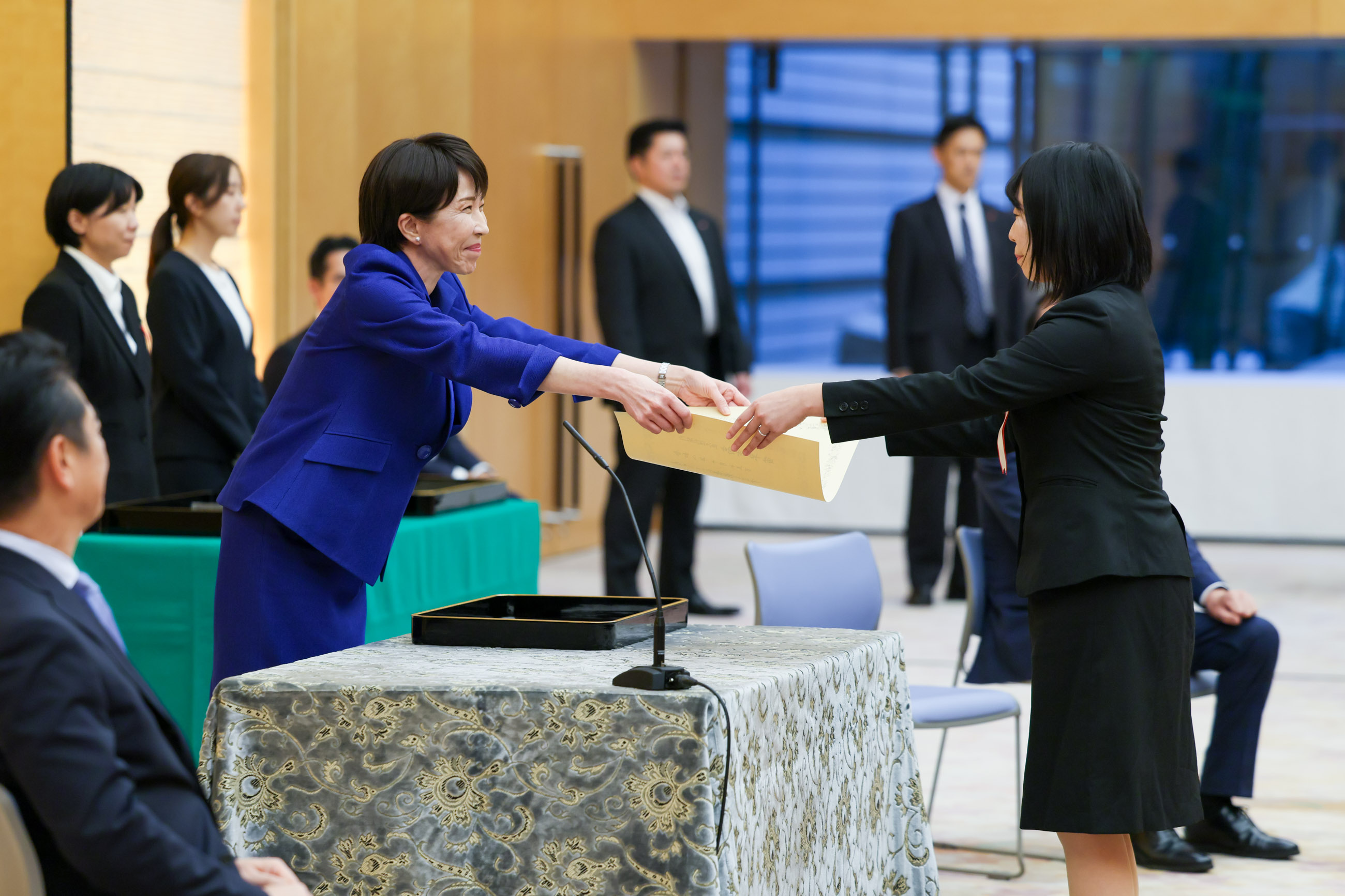 Prime Minister Takaichi presenting a certificate of award (1)