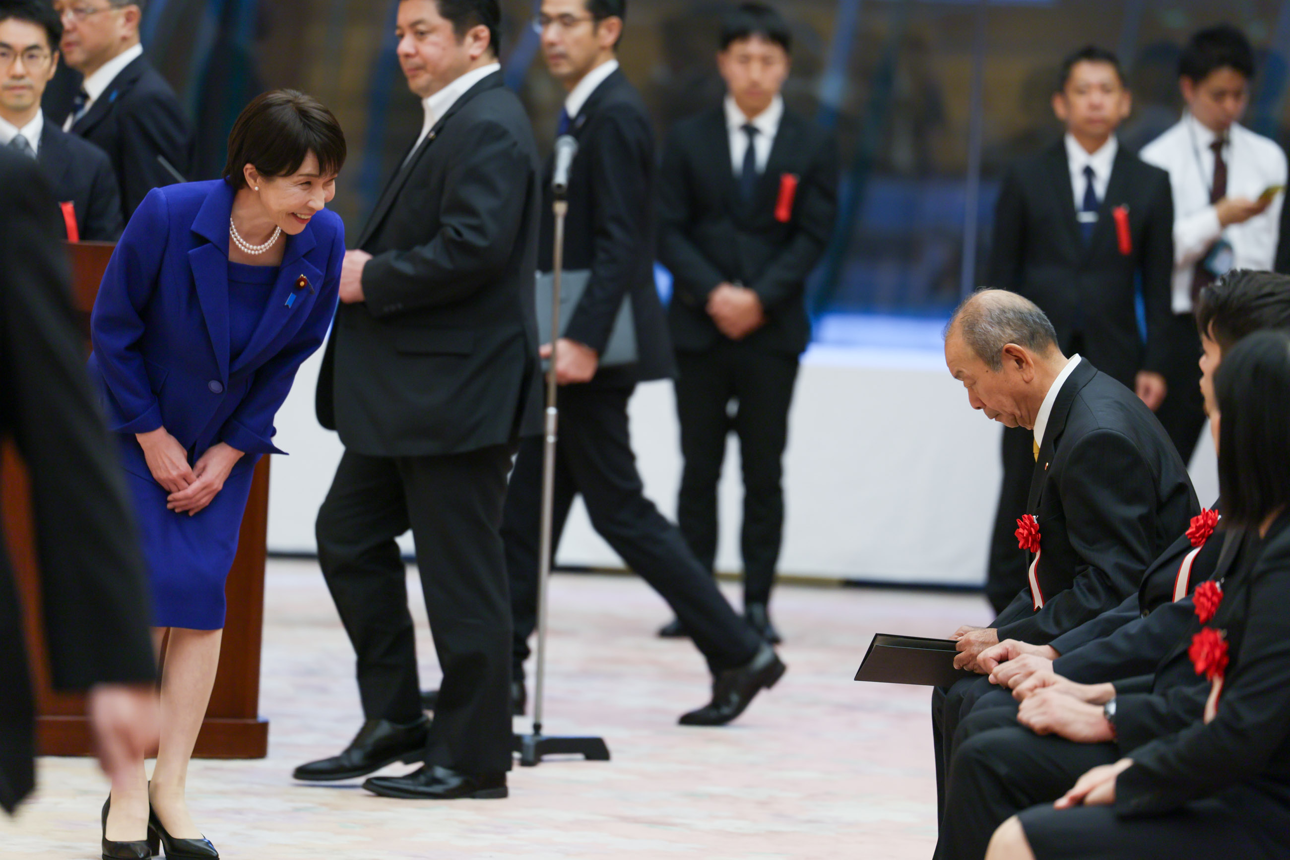Prime Minister Takaichi presenting a certificate of award (2)