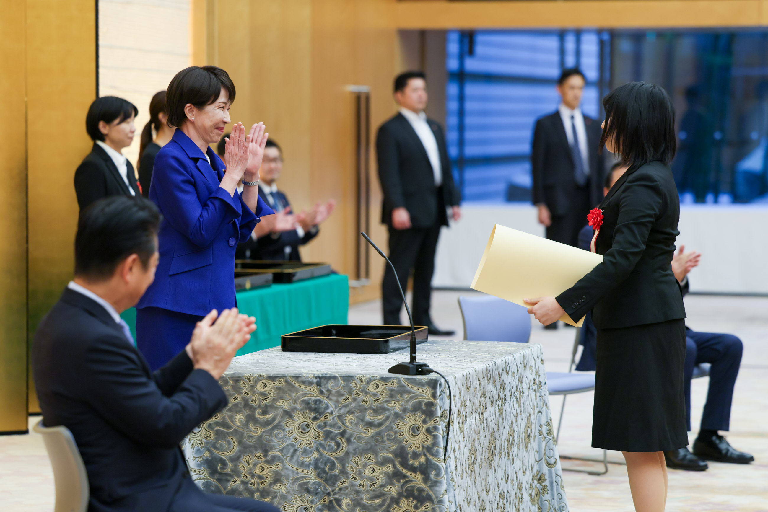 Prime Minister Takaichi presenting a certificate of award (3)