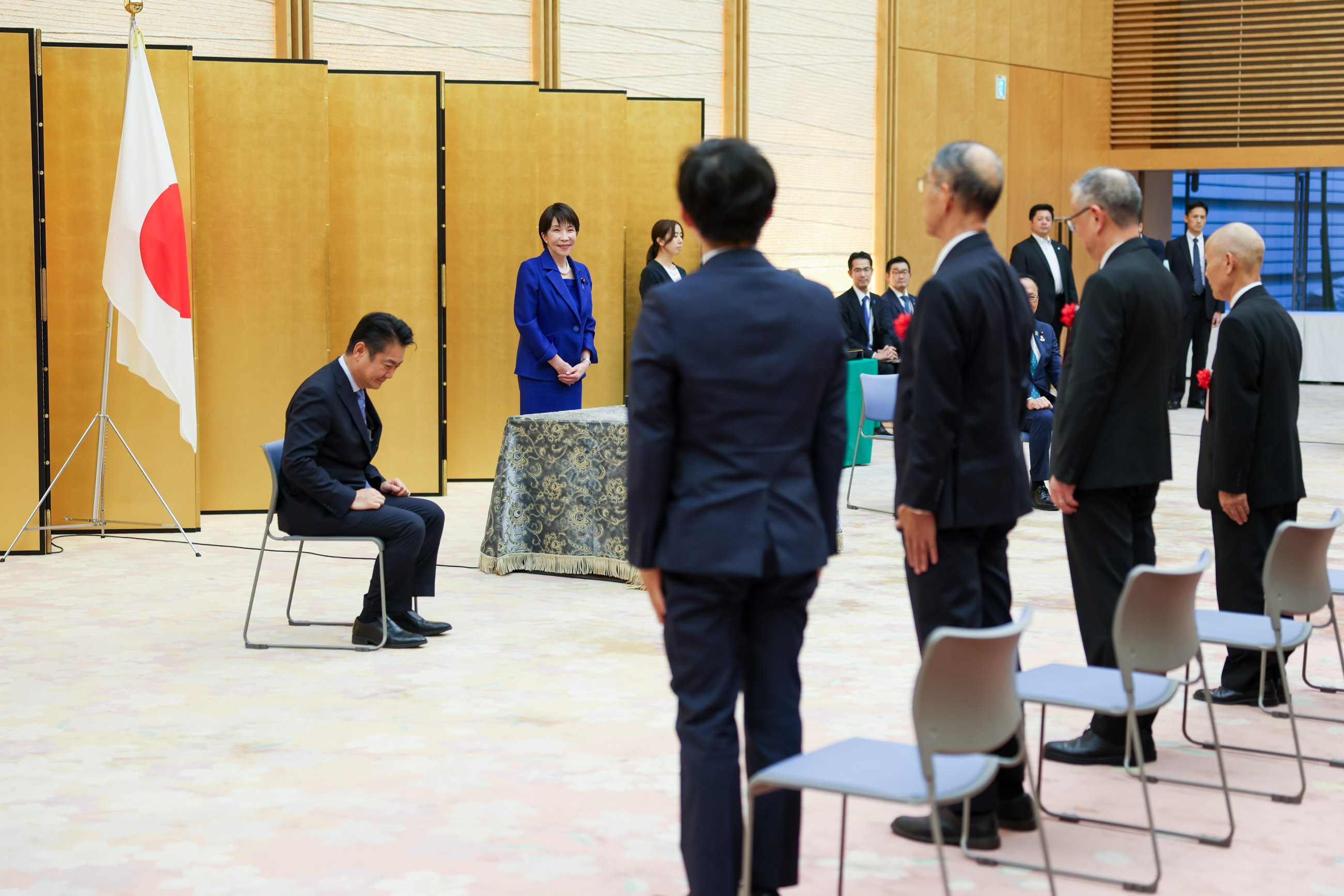 Prime Minister Takaichi presenting a certificate of award (4)