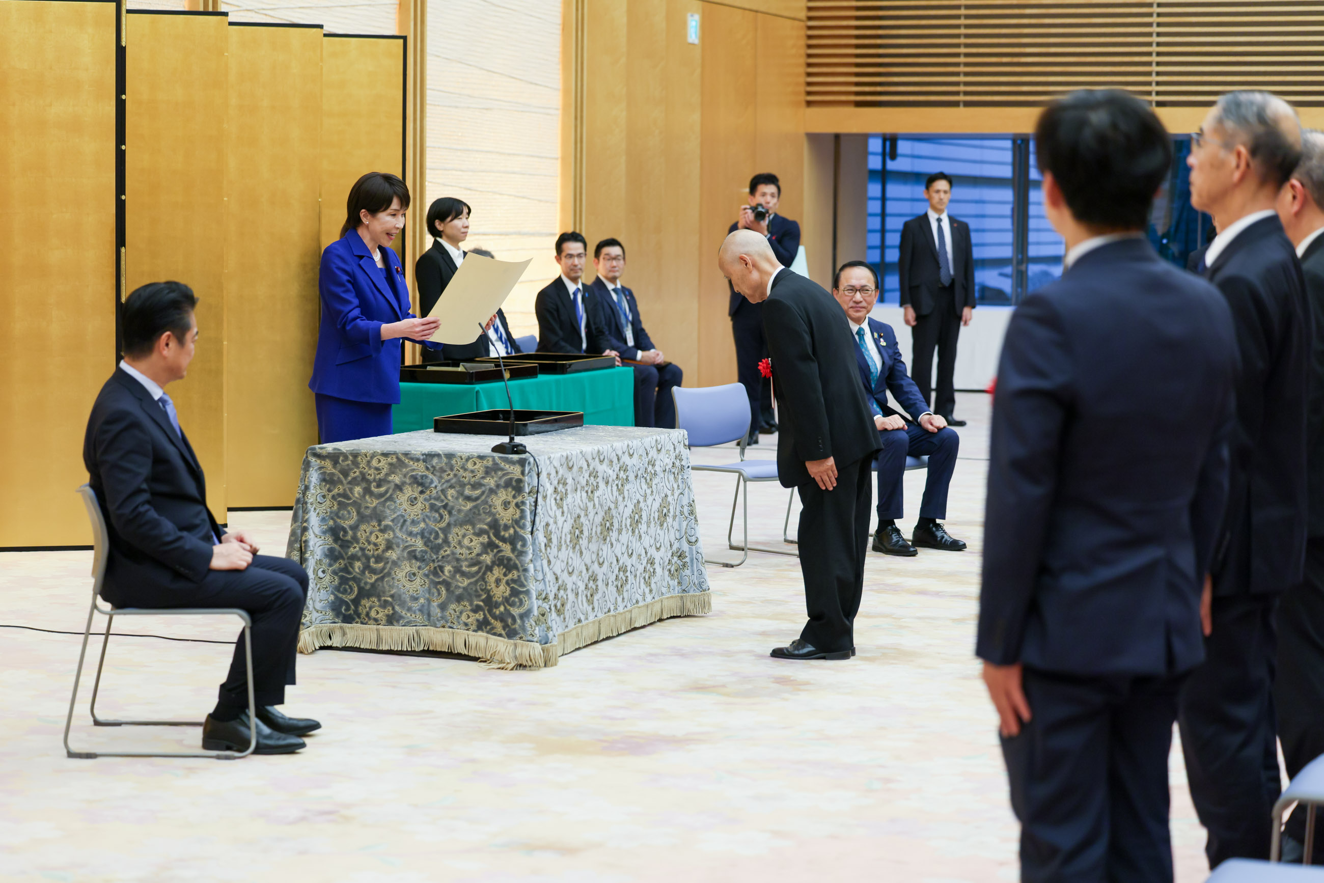 Prime Minister Takaichi presenting a certificate of award (5)