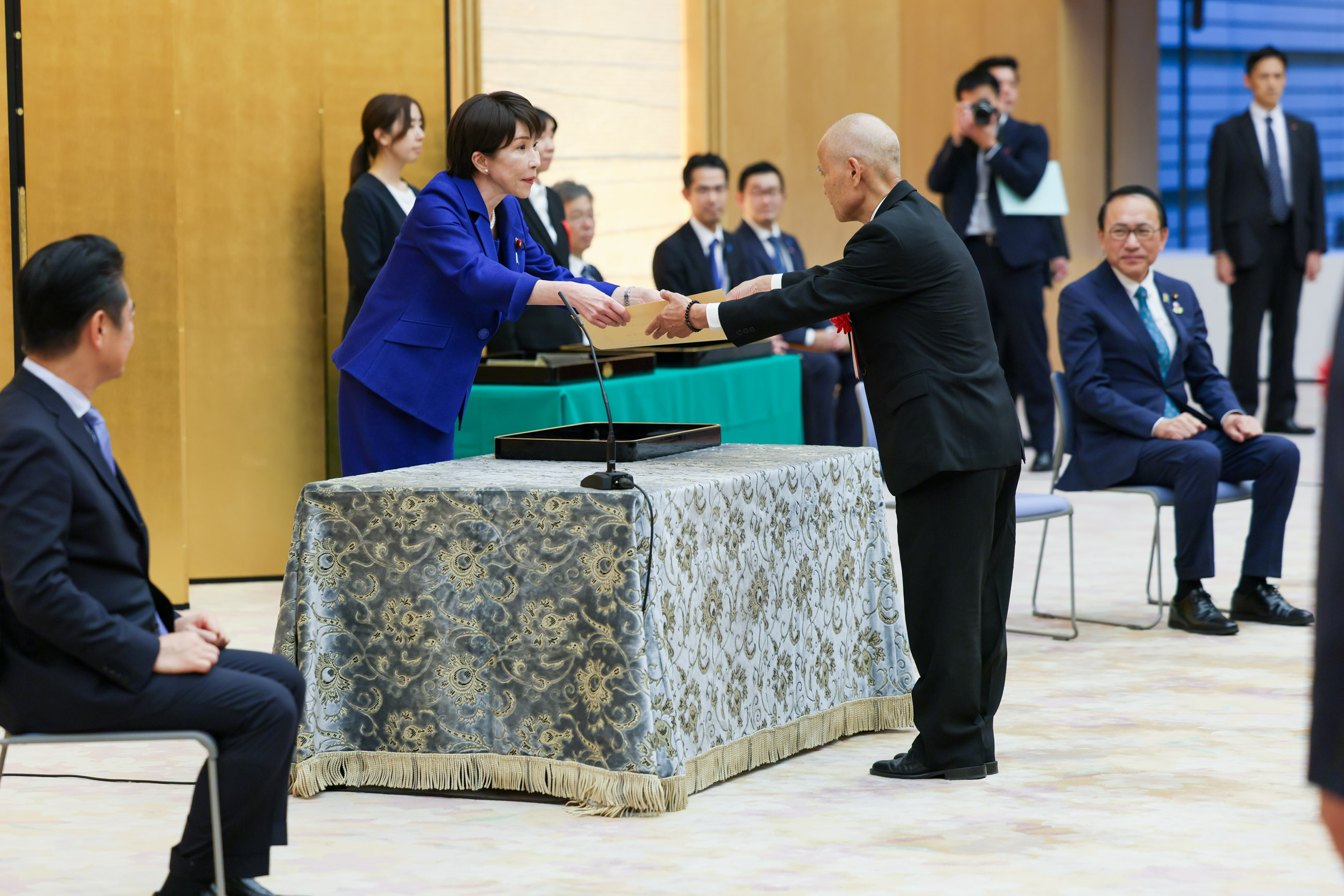 Prime Minister Takaichi presenting a certificate of award (6)
