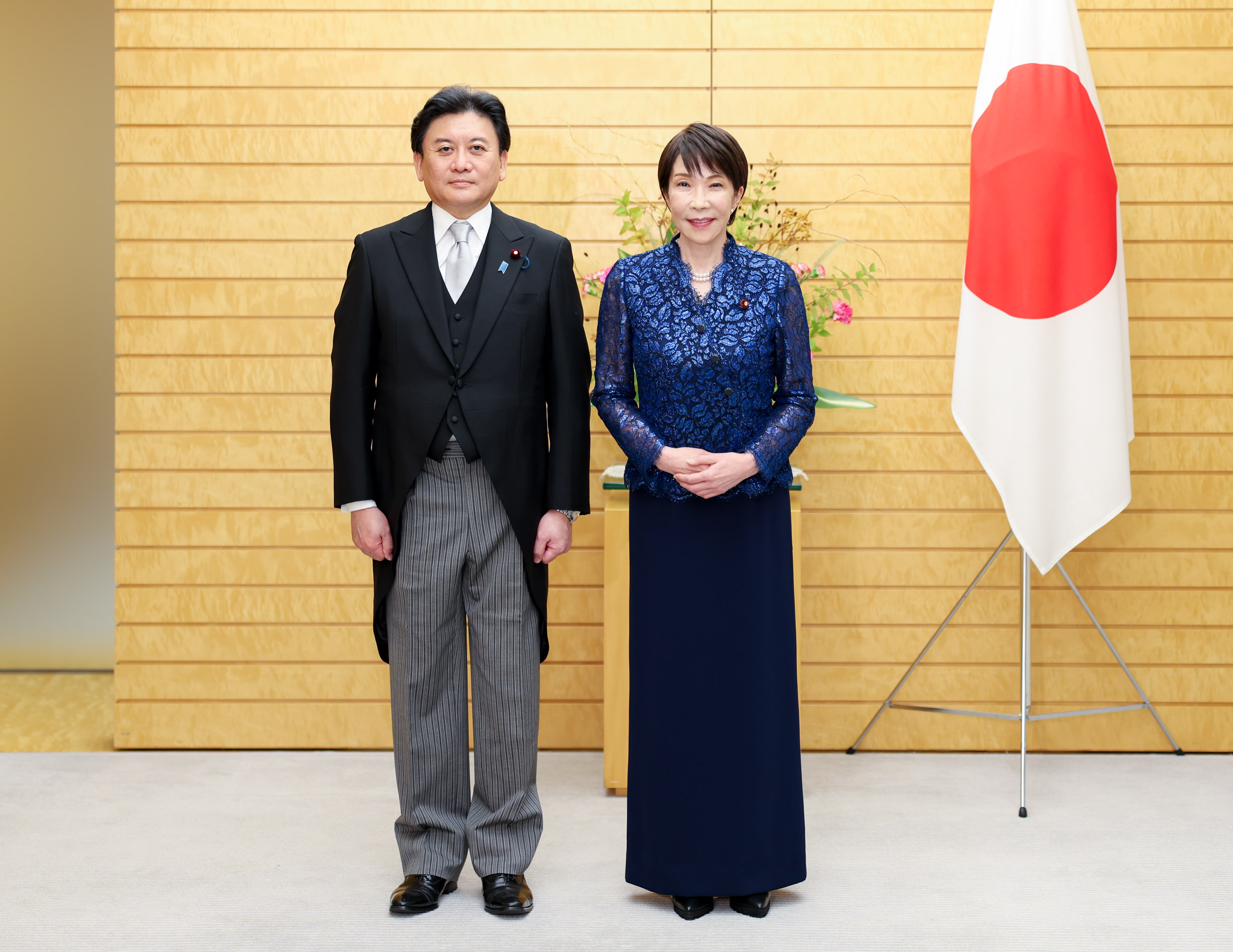 Prime Minister Takaichi attending a commemorative photograph with Minister Takebe (1)
