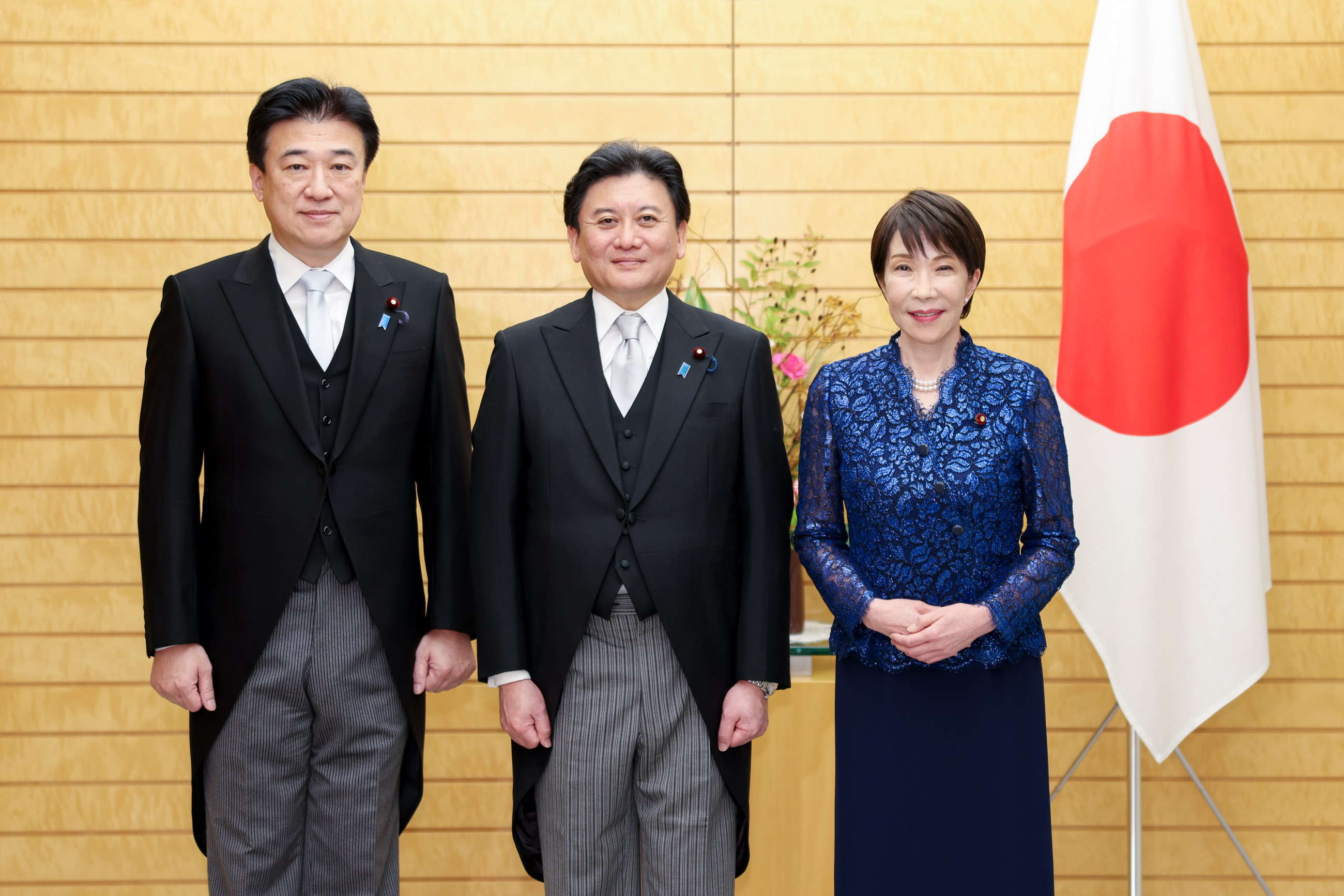 Prime Minister Takaichi attending a commemorative photograph with Minister Takebe (2)