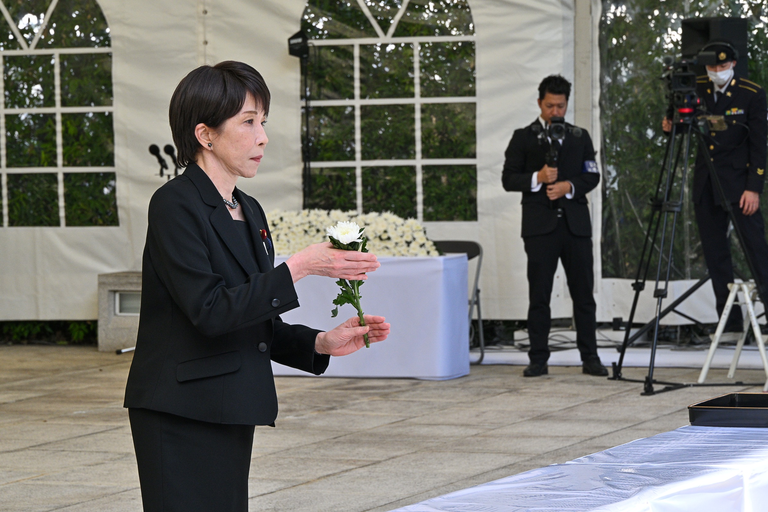 Prime Minister Takaichi offering flowers (Photo provided by the Ministry of Defense)