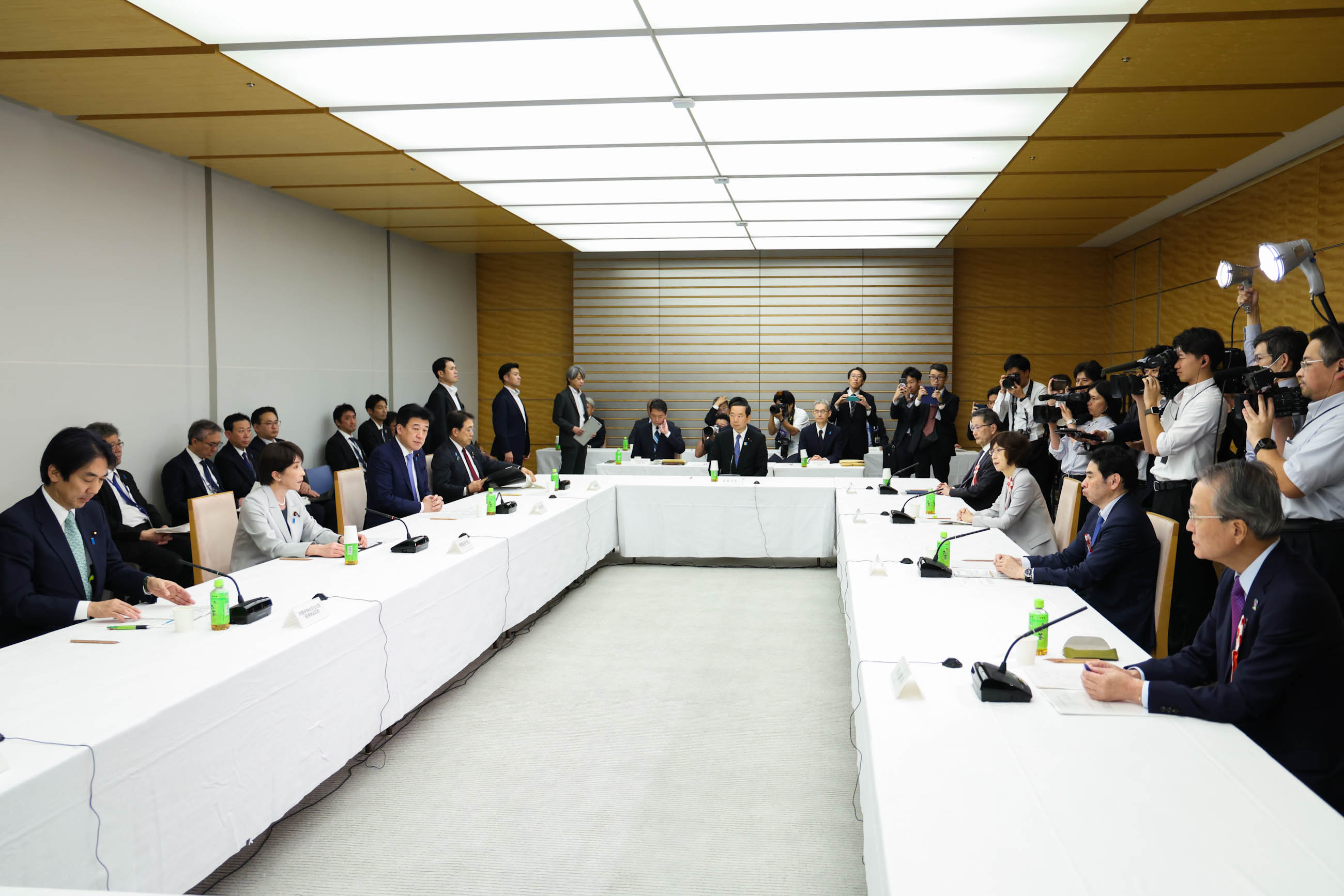 Prime Minister Takaichi wrapping up the meeting (2)