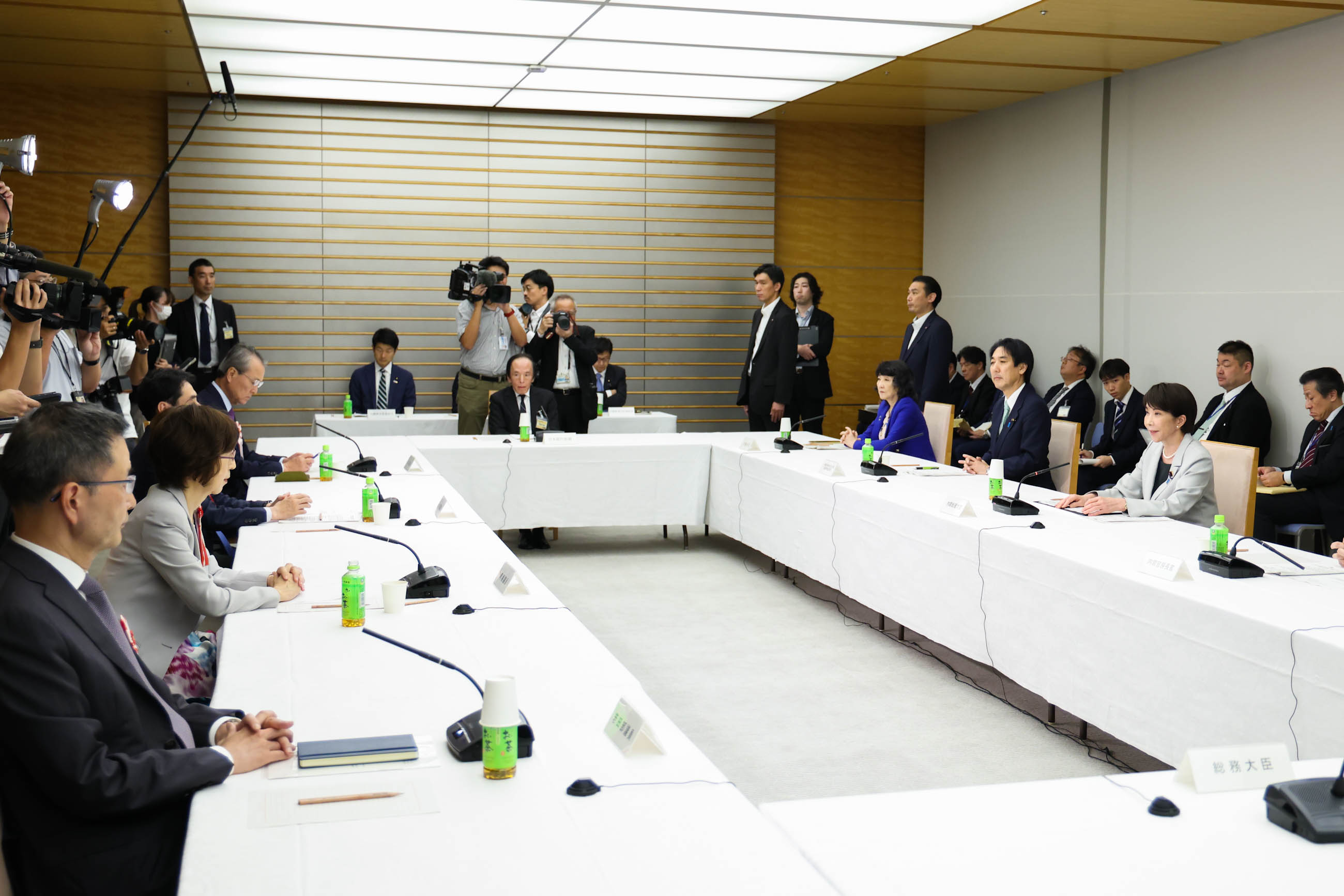 Prime Minister Takaichi wrapping up the meeting (3)