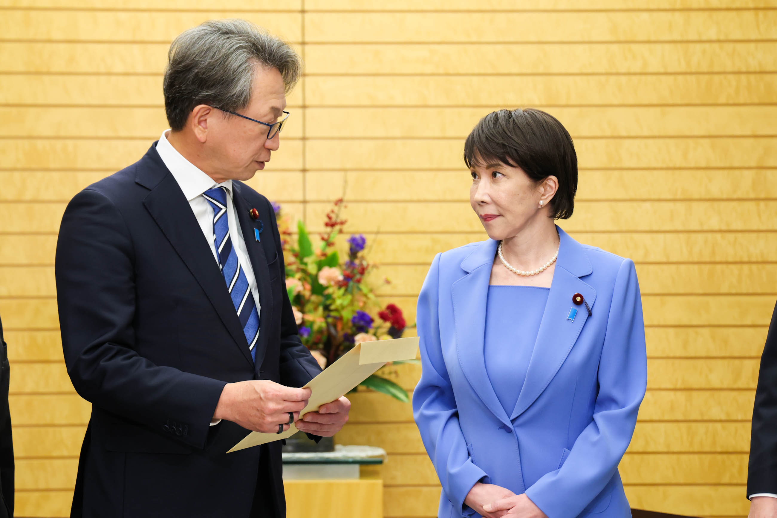 Prime Minister Takaichi receiving a proposal (2)