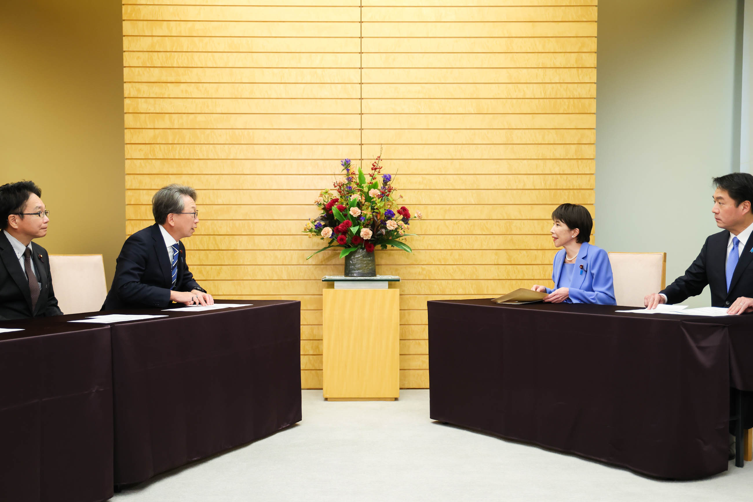 Prime Minister Takaichi receiving a proposal (3)
