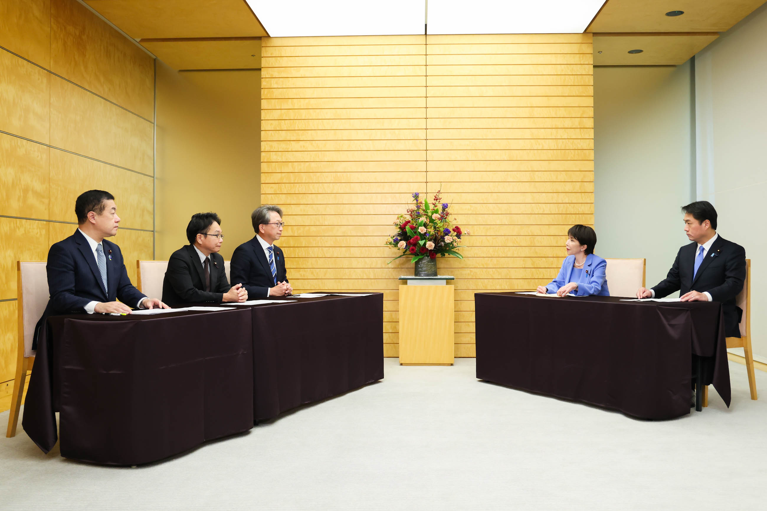Prime Minister Takaichi receiving a proposal (4)