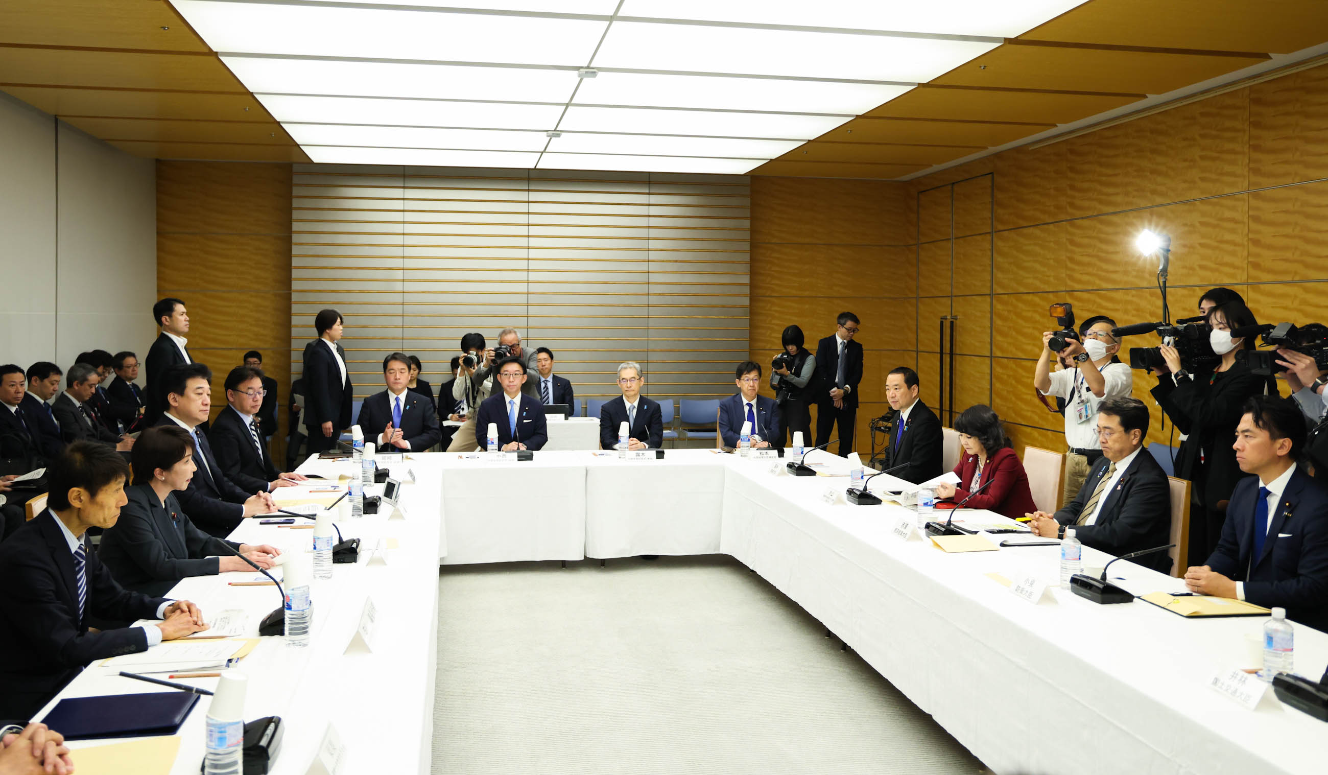 Prime Minister Takaichi wrapping up the meeting (4)