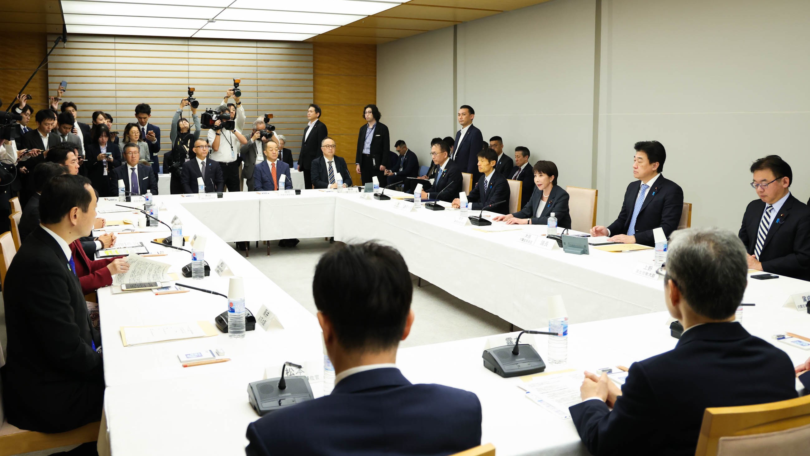 Prime Minister Takaichi wrapping up the meeting (5)
