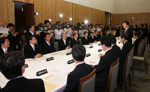 Photograph of the Prime Minister delivering an address at the first meeting of the senior vice-ministers (2)