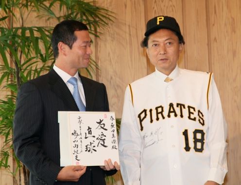 Photograph of Prime Minister Hatoyama giving Mr. Kuwata a calligraphy board as a gift